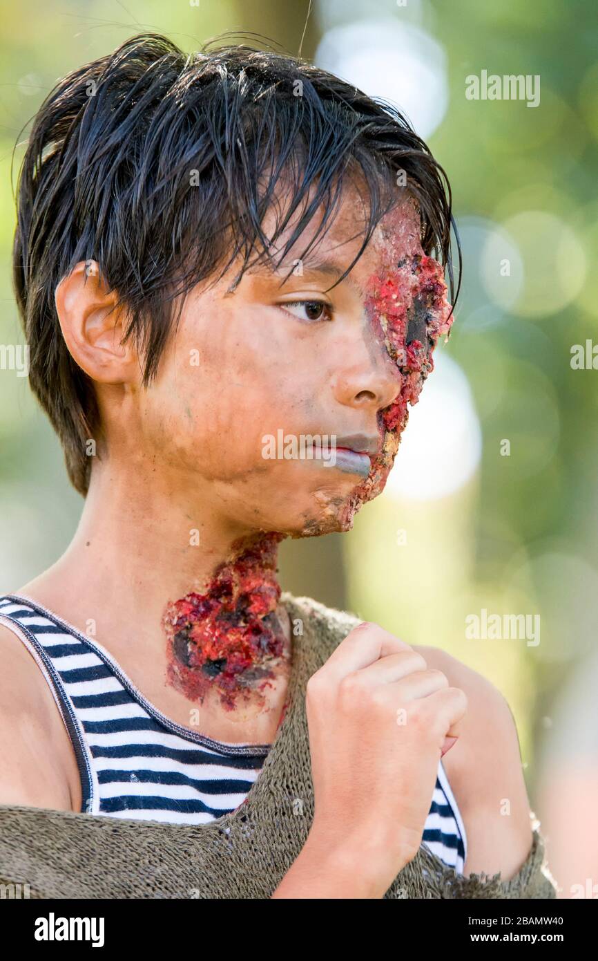 Saint John, New Brunswick, Kanada - 21. Oktober 2017: Zombie Walk. Ein junger Zombie mit blutigem Gesicht und Hals. Stockfoto