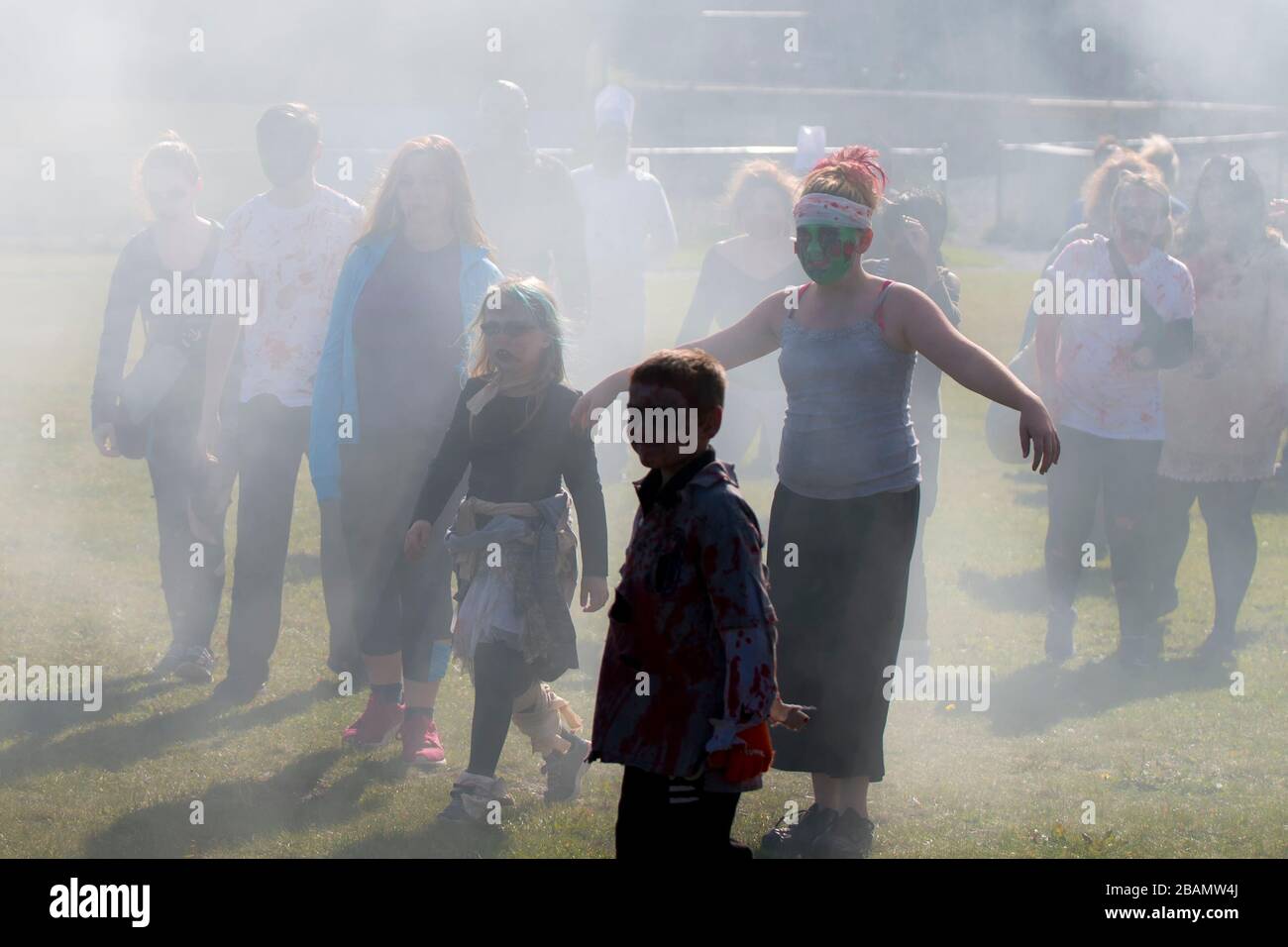 Saint John, New Brunswick, Kanada - 21. Oktober 2017: Zombie Walk. Zombies gehen bei dichtem Nebel oder Rauch. Stockfoto