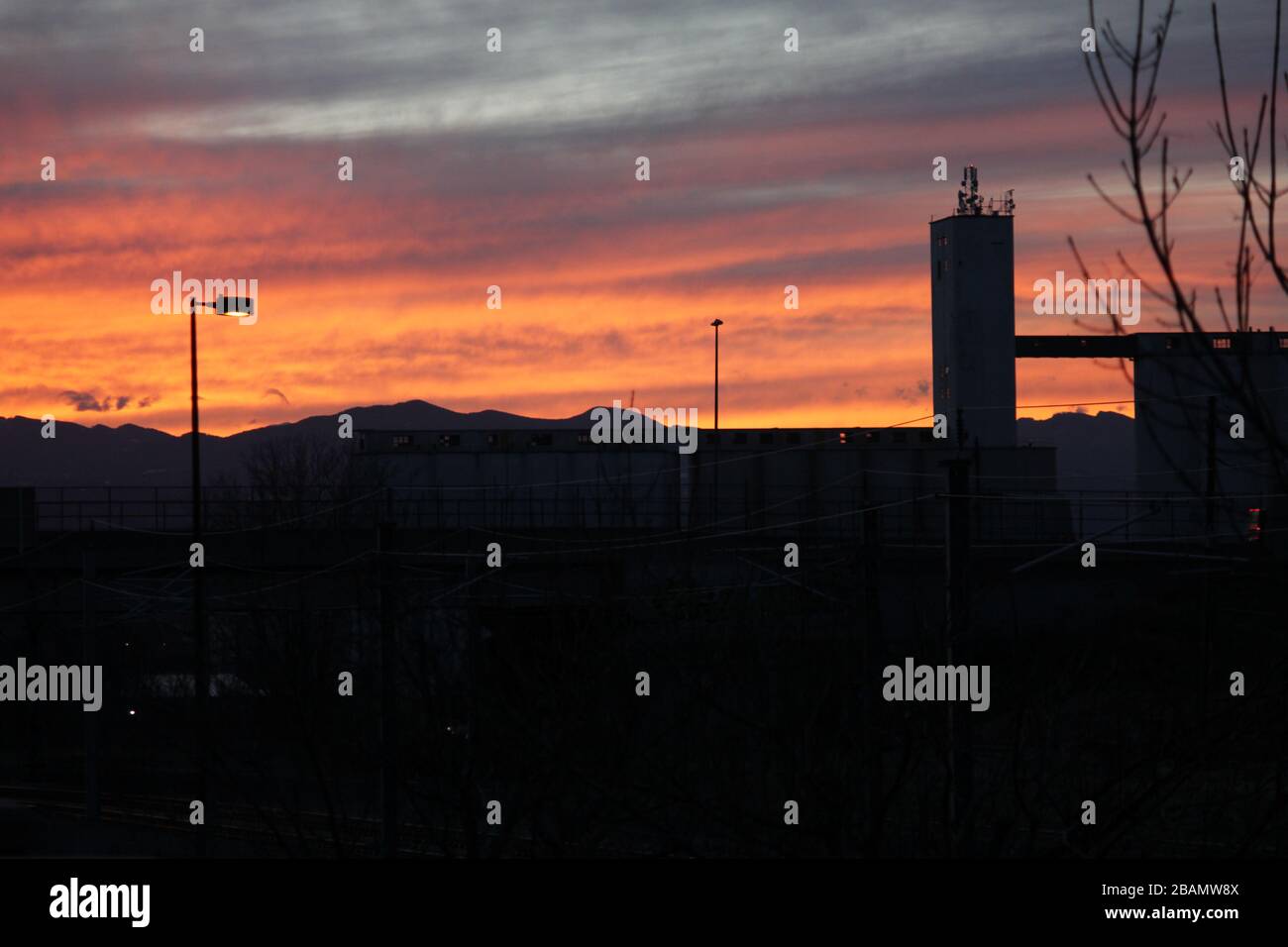 Denver Sunset von der Smith Road mit Blick auf den I-70 Corridor Stockfoto