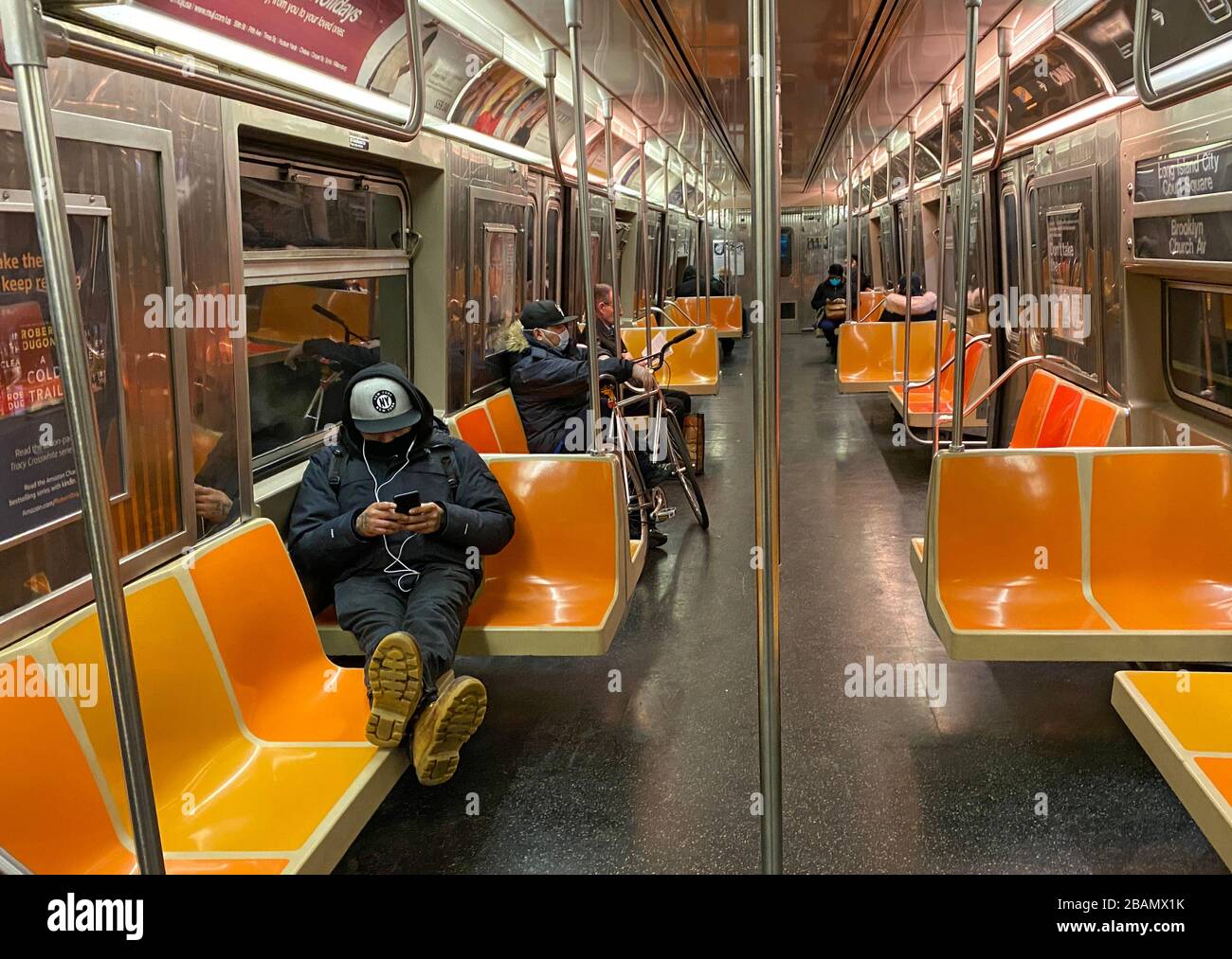 Da New York City offiziell gesperrt wurde, ist es nicht schwierig, soziale Distanzierungen auf U-Bahnen zu praktizieren, da nur relativ wenige Menschen in den Zügen fahren. Die Schiffahrt ist am 23.3.20 um mehr als 80% gesunken. Brooklyn, New York Stockfoto