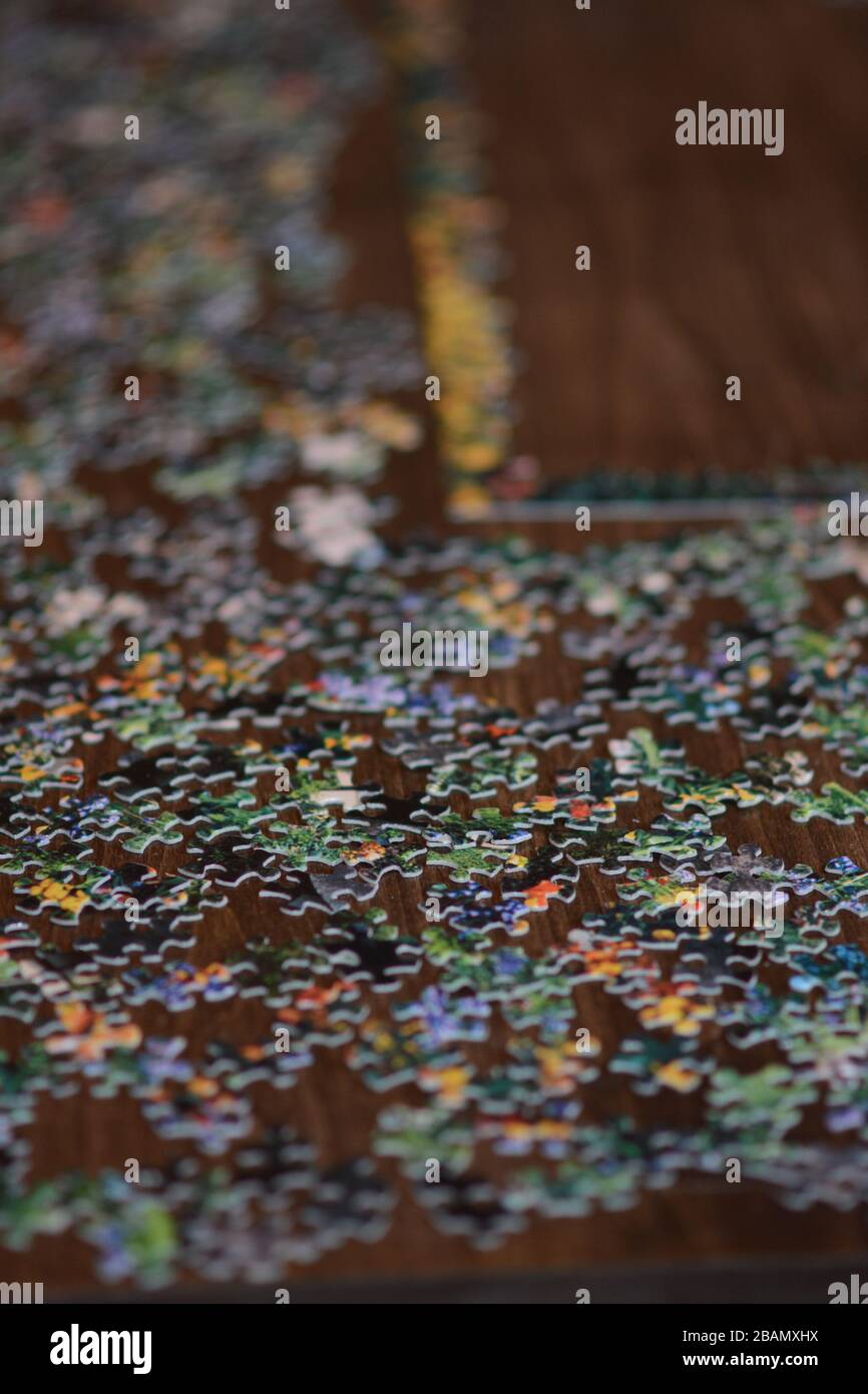 Puzzleteile auf einer Tischplatte. Nahaufnahme. Enger Fokus. Konzeptionell. Stockfoto