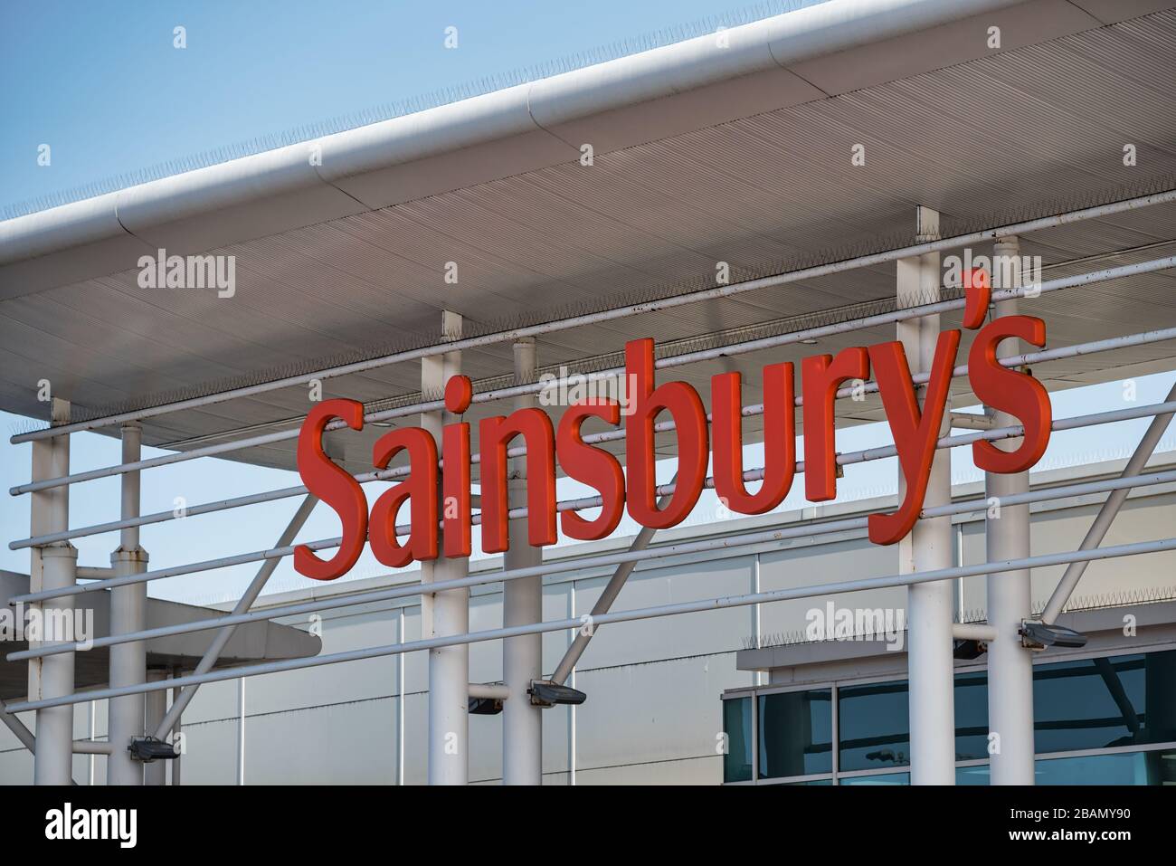 Derry, Großbritannien - 28. März 2020: Das Schild für Sainsbury's Supermarket in Großbritannien Stockfoto