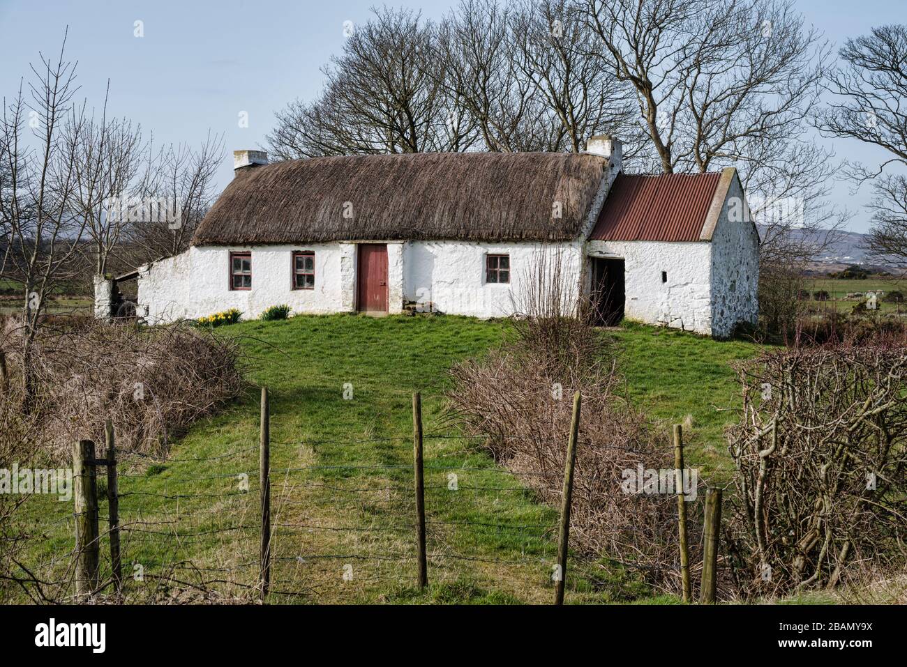 Donegal, Irland - 22. März 2020: Dies ist ein altes Haus mit Strohhalm in Donegal Ireland Stockfoto