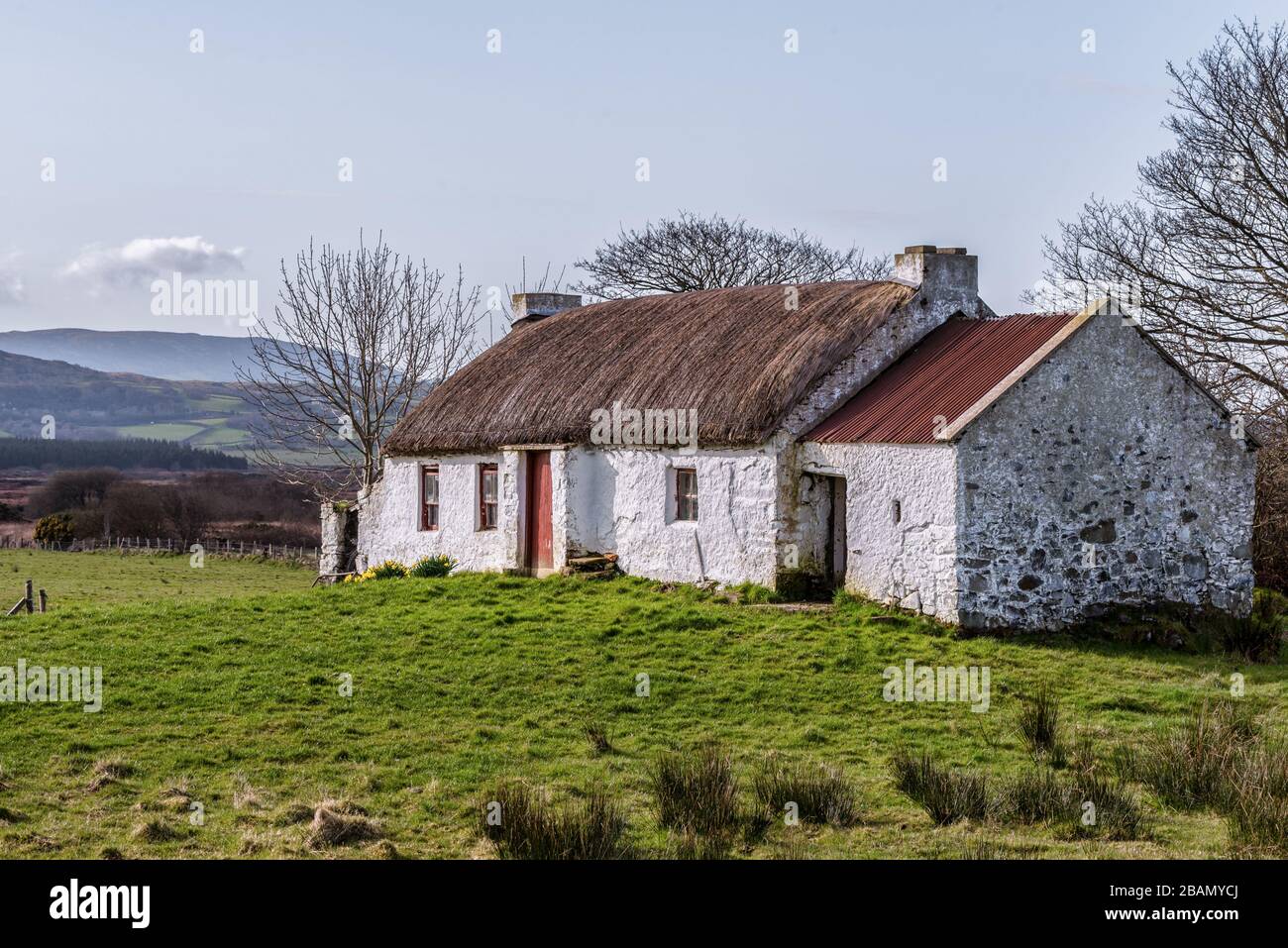 Donegal, Irland - 22. März 2020: Dies ist ein altes Haus mit Strohhalm in Donegal Ireland Stockfoto
