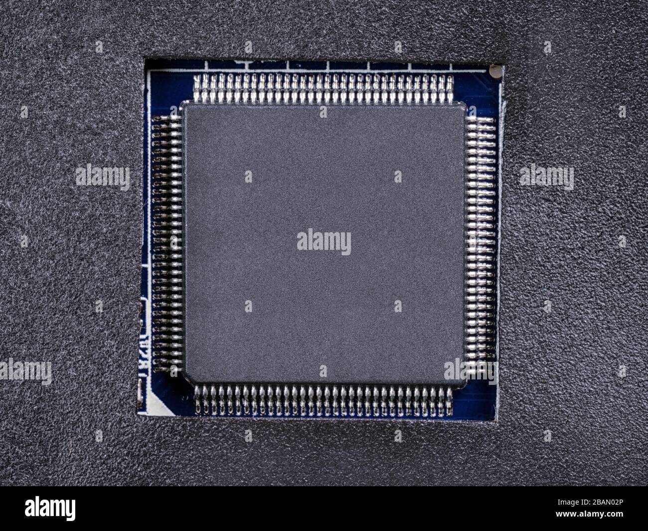 Grau strukturierte elektronische Schaltung Nahaufnahme. Draufsicht, Platz auf dem Schaltkreis kopieren Stockfoto