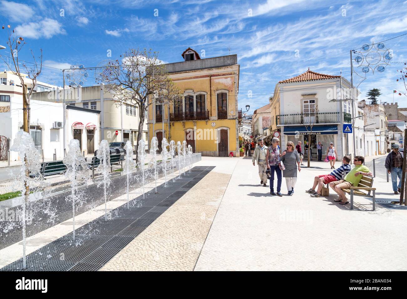 Springbrunnen in plaza, Loule, Algarve, Portugal Stockfoto