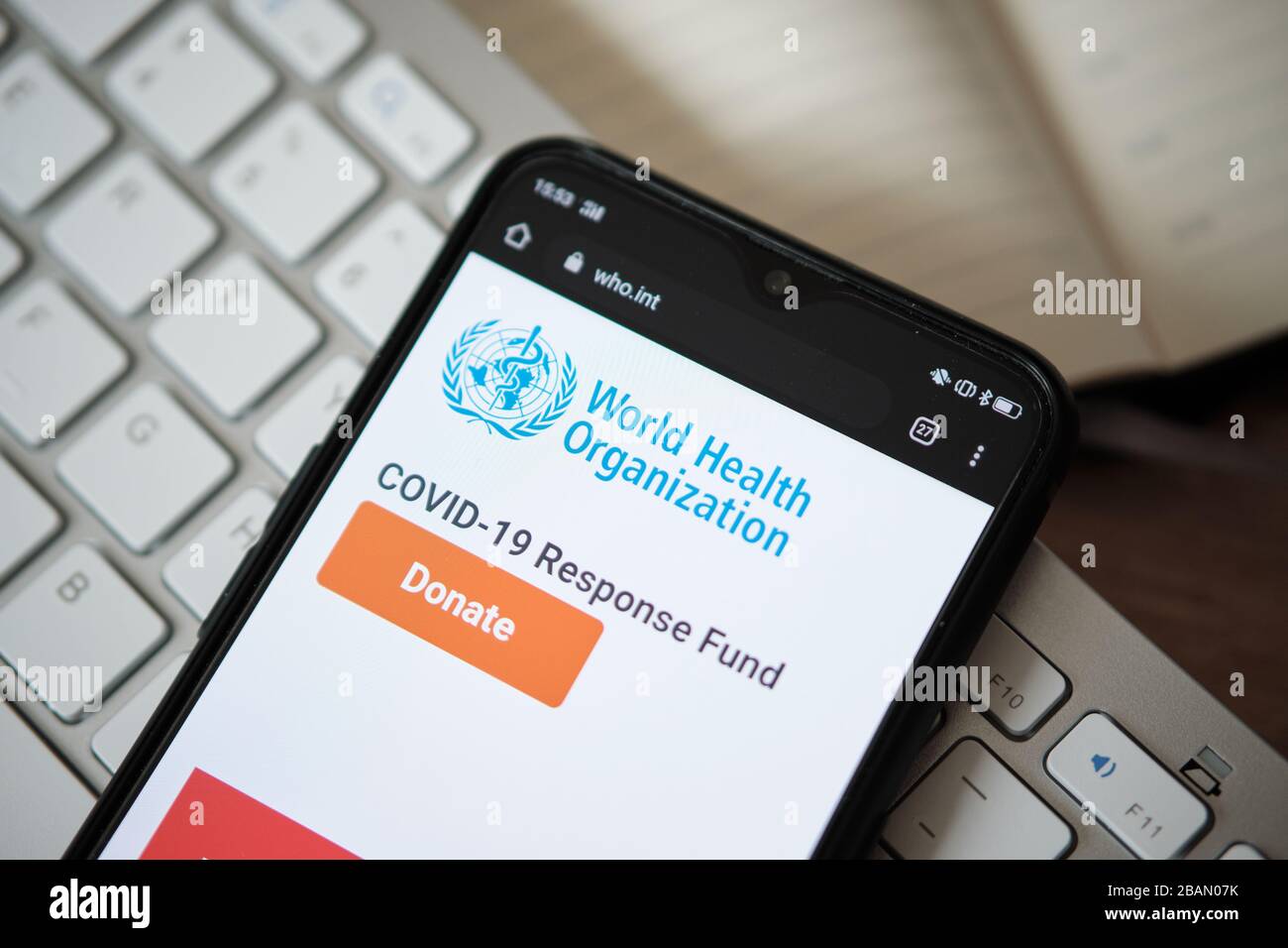 RUSSLAND, ST.PETERSBURG - 03. März 2020: Website der Weltgesundheitsorganisation auf dem Smartphone-Display. Nahaufnahme. Stockfoto