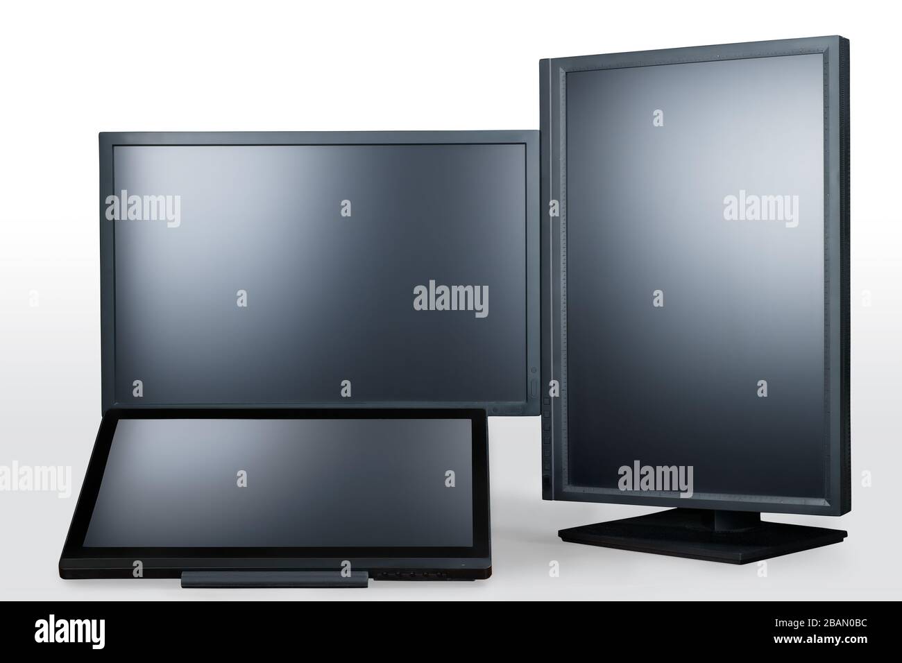Drei schwarze Computermonitore, die auf Weiß isoliert sind, mit Beschneidungspfad. Futuristisches Workplace Thema Stockfoto