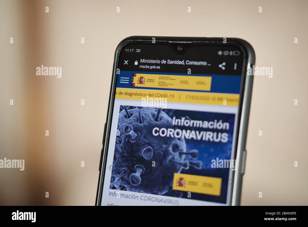 RUSSLAND, ST.PETERSBURG - März 03, 2020: Website für staatliche Gesundheit Spanien auf Smartphone-Display auf verschwommenem Hintergrund. Nahaufnahme. Stockfoto