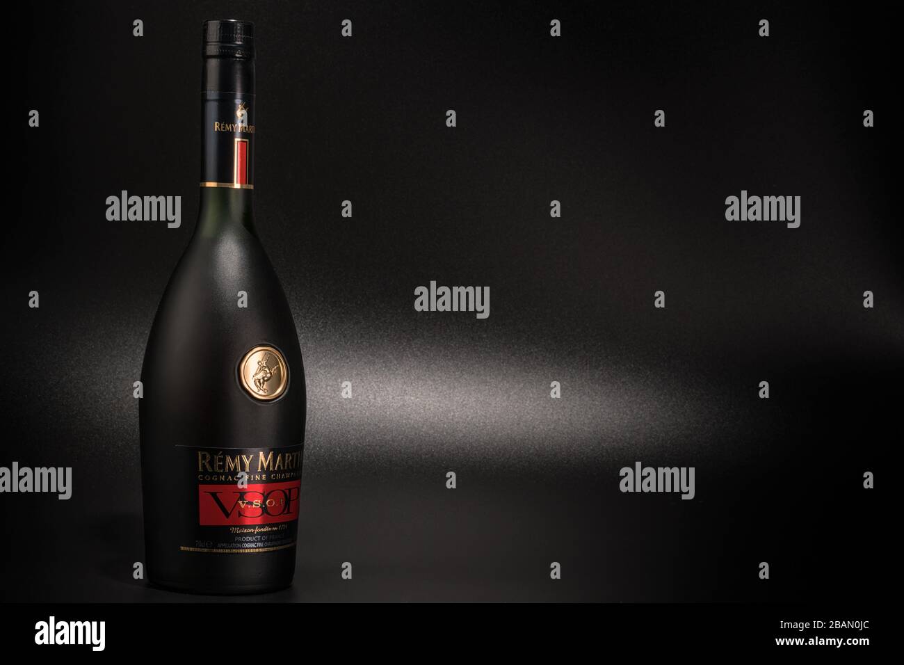 Februar 2020, Sankt Petersburg, Russland. Flasche Remy Martin Cognac auf schwarzem Hintergrund. Stockfoto