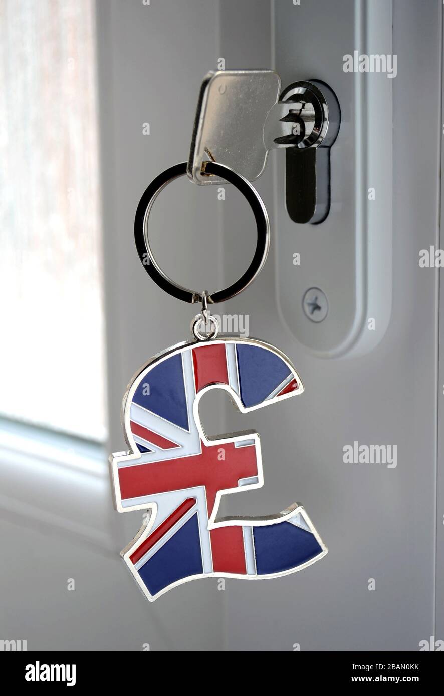 TÜRSCHLÜSSEL MIT UNION JACK SCHLÜSSELRING RE HOUSING MARKET HOUSE VERKAUF KAUF CORONAVIRUS COVID 19 SLUMP VERKÄUFER MIETEN MIETEN ETC. UK Stockfoto