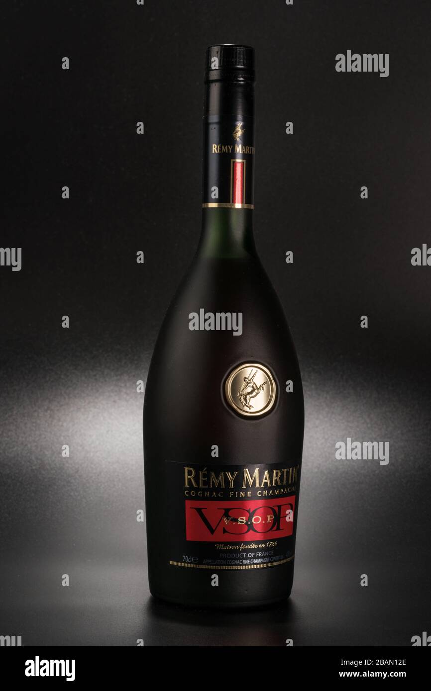 Februar 2020, Sankt Petersburg, Russland. Flasche Remy Martin Cognac auf schwarzem Hintergrund. Stockfoto