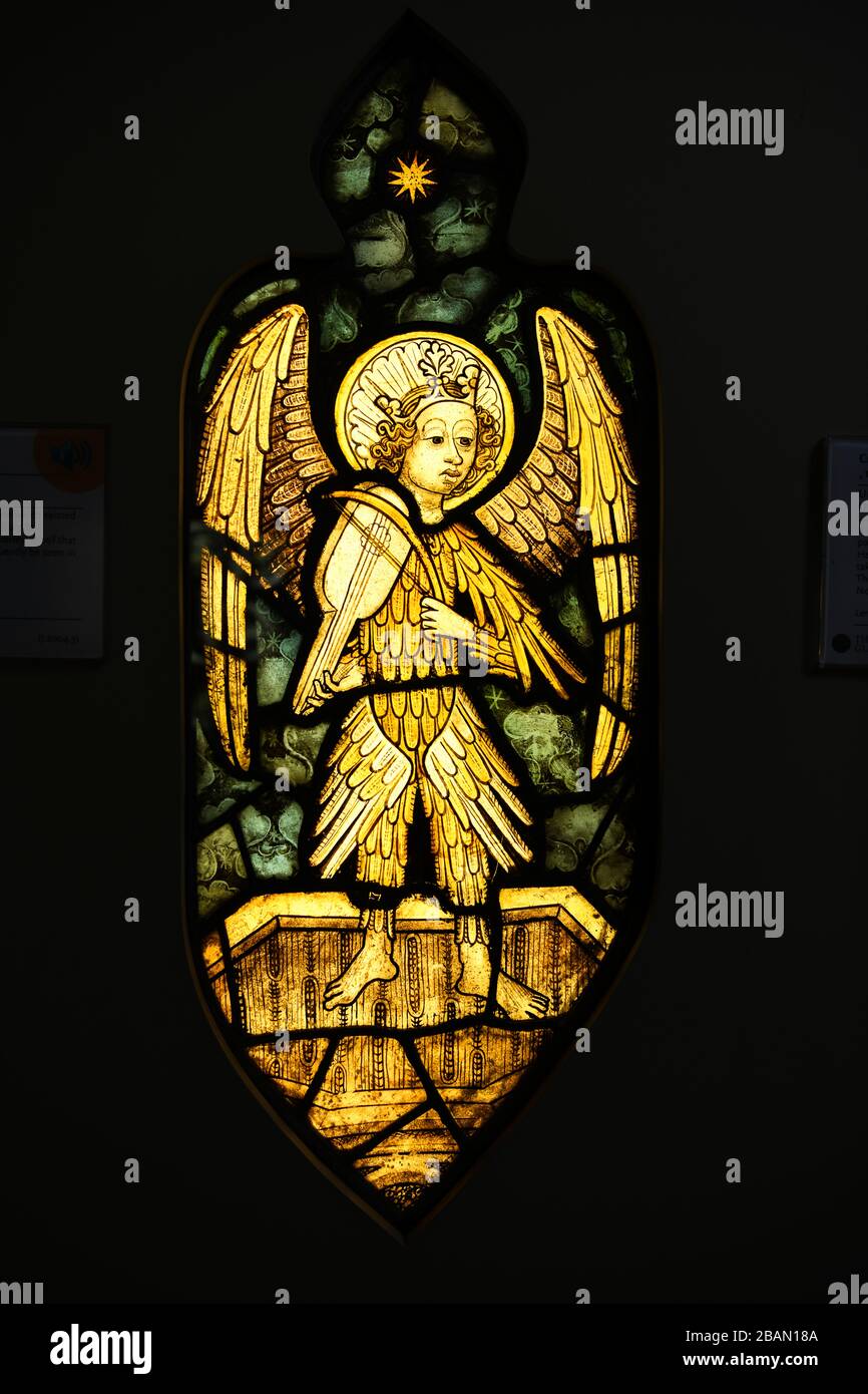 Musiker Angel am mittelalterlichen Glasfenster Stockfoto