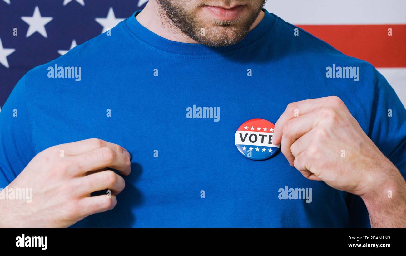 Mann, der die Wahltaste für die Präsidentschaftswahl 2020 in Amerika einstellt. Stockfoto