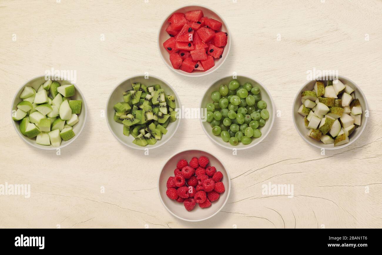 Frische gemischte Früchte isoliert. Hintergrund für Bio-Lebensmittel. Gesunde Ernährung, Liebe Früchte, saubere Ernährung. Stockfoto