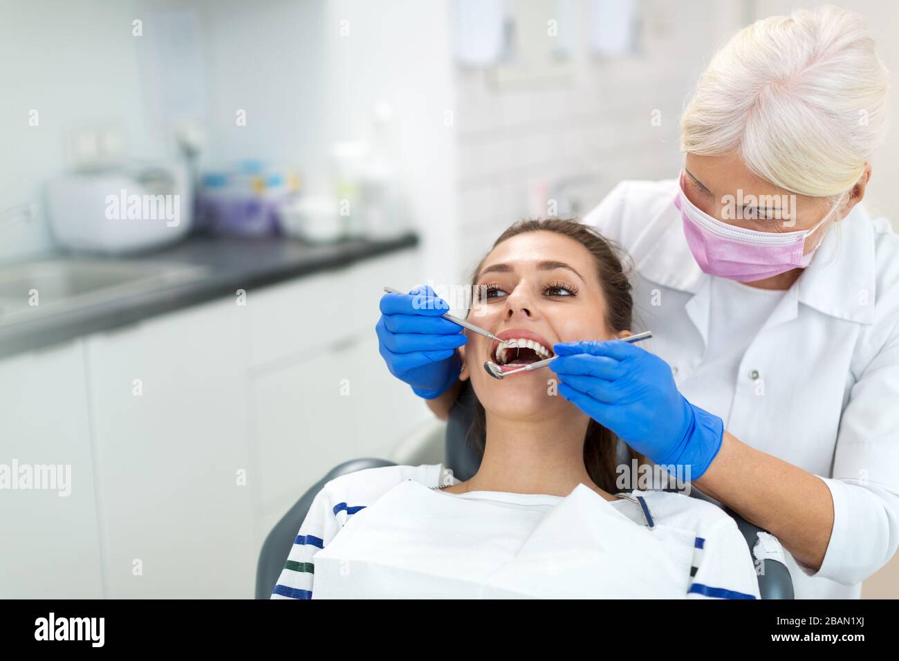 Zahnärztin und Patient in der Zahnarztpraxis Stockfoto