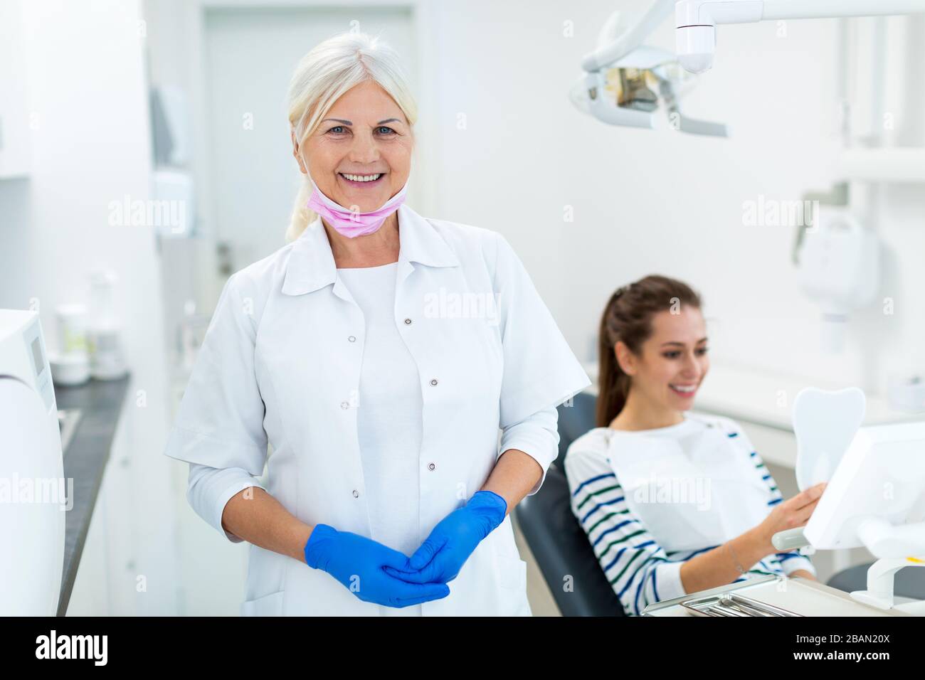 Zahnärztin und Patient in der Zahnarztpraxis Stockfoto