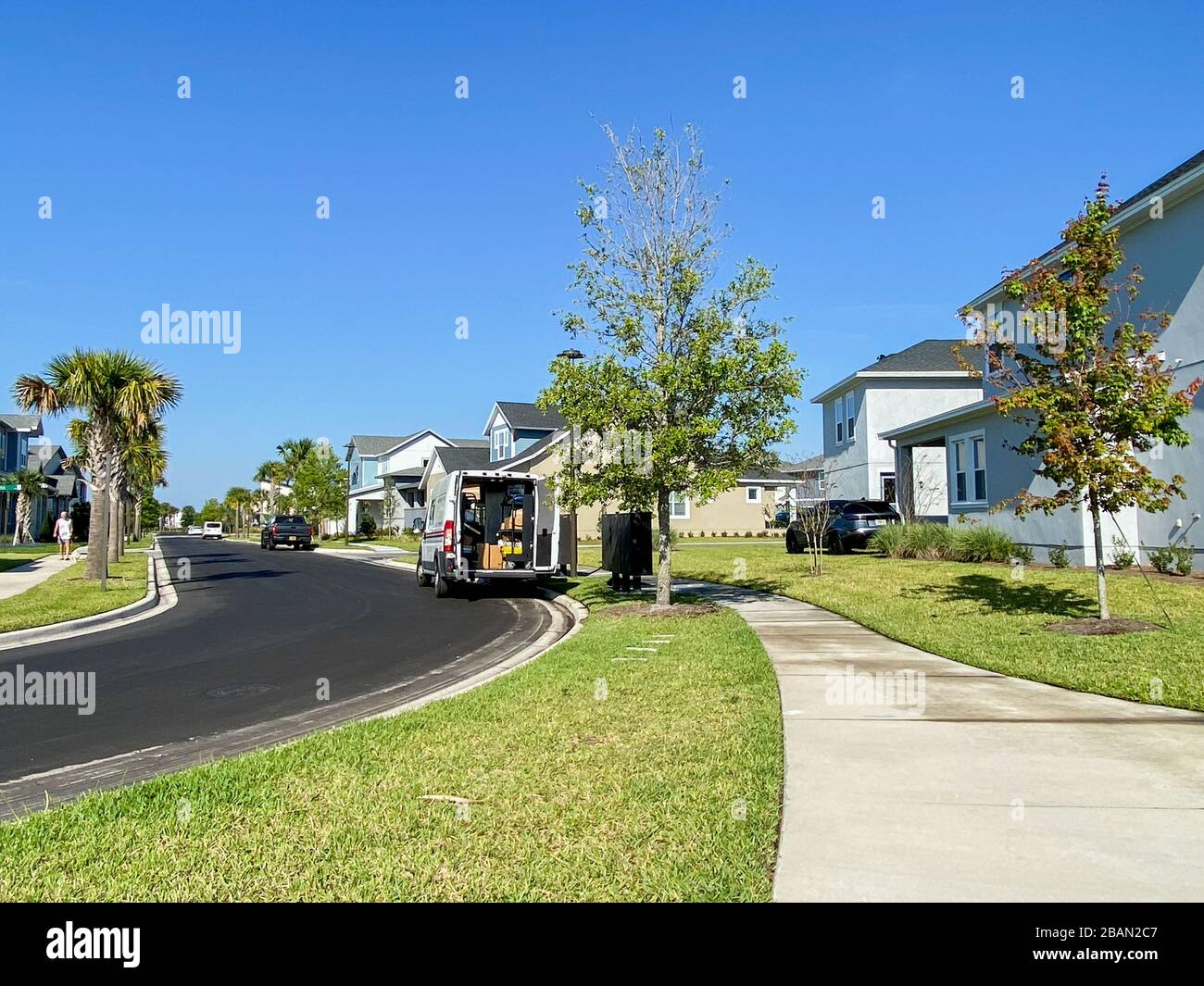 Orlando, FL/USA-1/28/20: Ein United States Postal Service, USPS, LKW, der Lieferungen im Vorortbereich von Laureate Park, Lake Nona in Orlando, F, macht Stockfoto