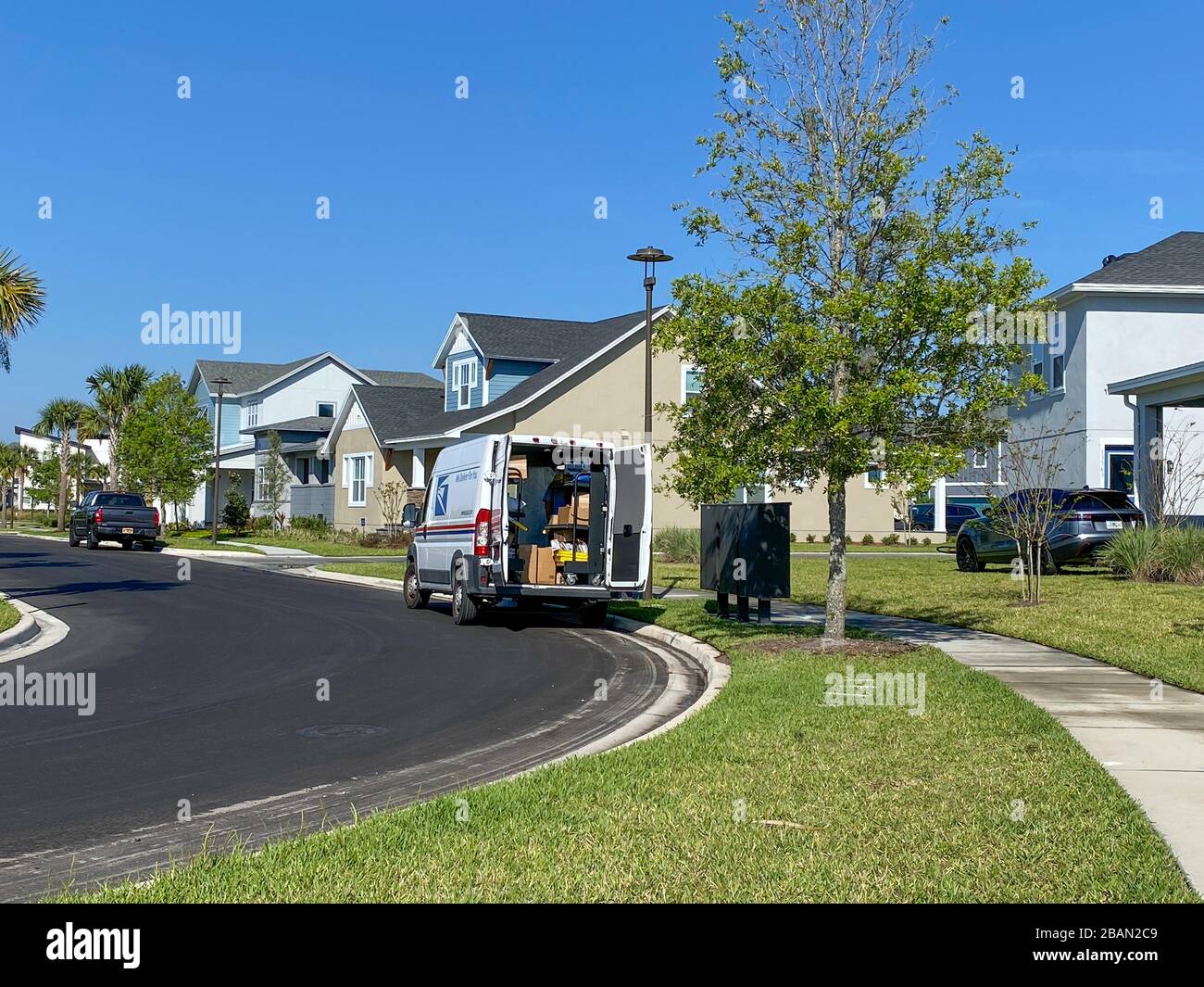 Orlando, FL/USA-1/28/20: Ein United States Postal Service, USPS, LKW, der Lieferungen im Vorortbereich von Laureate Park, Lake Nona in Orlando, F, macht Stockfoto