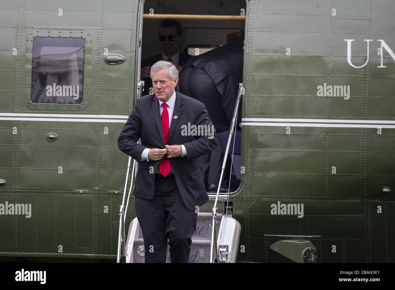 Washington, Vereinigte Staaten. März 2020. Der amtierende Stabschef Mark Meadows tritt am Samstag, 28. März 2020, von Marine One auf dem South Lawn des Weißen Hauses in Washington, DC ab. Präsident Donald Trump begab sich zur Marinestation Norfolk, um den USNS-TROST für den Einsatz nach New York City zu senden, um auf die schnelle Ausbreitung des Coronavirus zu reagieren. Foto von Tasos Katopodis/UPI Credit: UPI/Alamy Live News Stockfoto