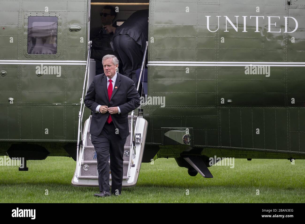 Washington, Vereinigte Staaten. März 2020. Der amtierende Stabschef Mark Meadows tritt am Samstag, 28. März 2020, von Marine One auf dem South Lawn des Weißen Hauses in Washington, DC ab. Präsident Donald Trump begab sich zur Marinestation Norfolk, um den USNS-TROST für den Einsatz nach New York City zu senden, um auf die schnelle Ausbreitung des Coronavirus zu reagieren. Foto von Tasos Katopodis/UPI Credit: UPI/Alamy Live News Stockfoto