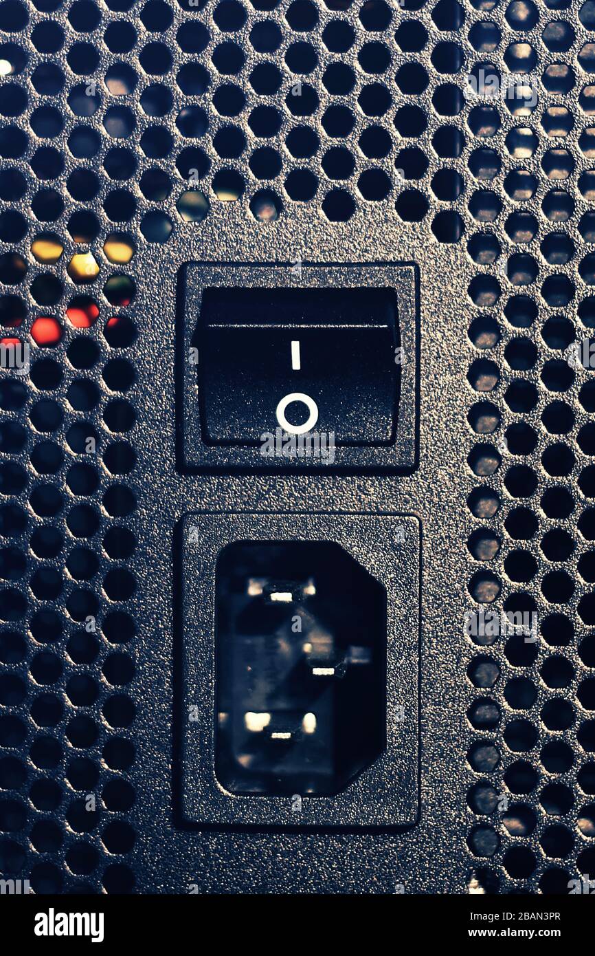 Netzanschluss und Netzschalter der Computersystemeinheit vertikal Stockfoto