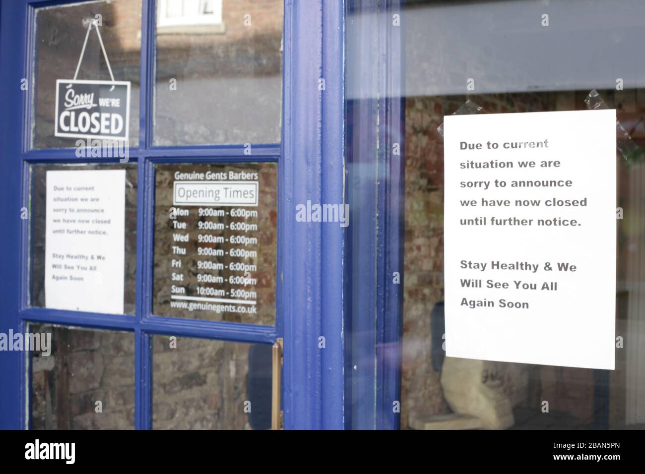 Kundenmitteilung über Schließung der Werkstatt vor der Tür aufgrund einer Coronavirus-Pandemie von COVID-19, Beverley, East Riding of Yorkshire Stockfoto