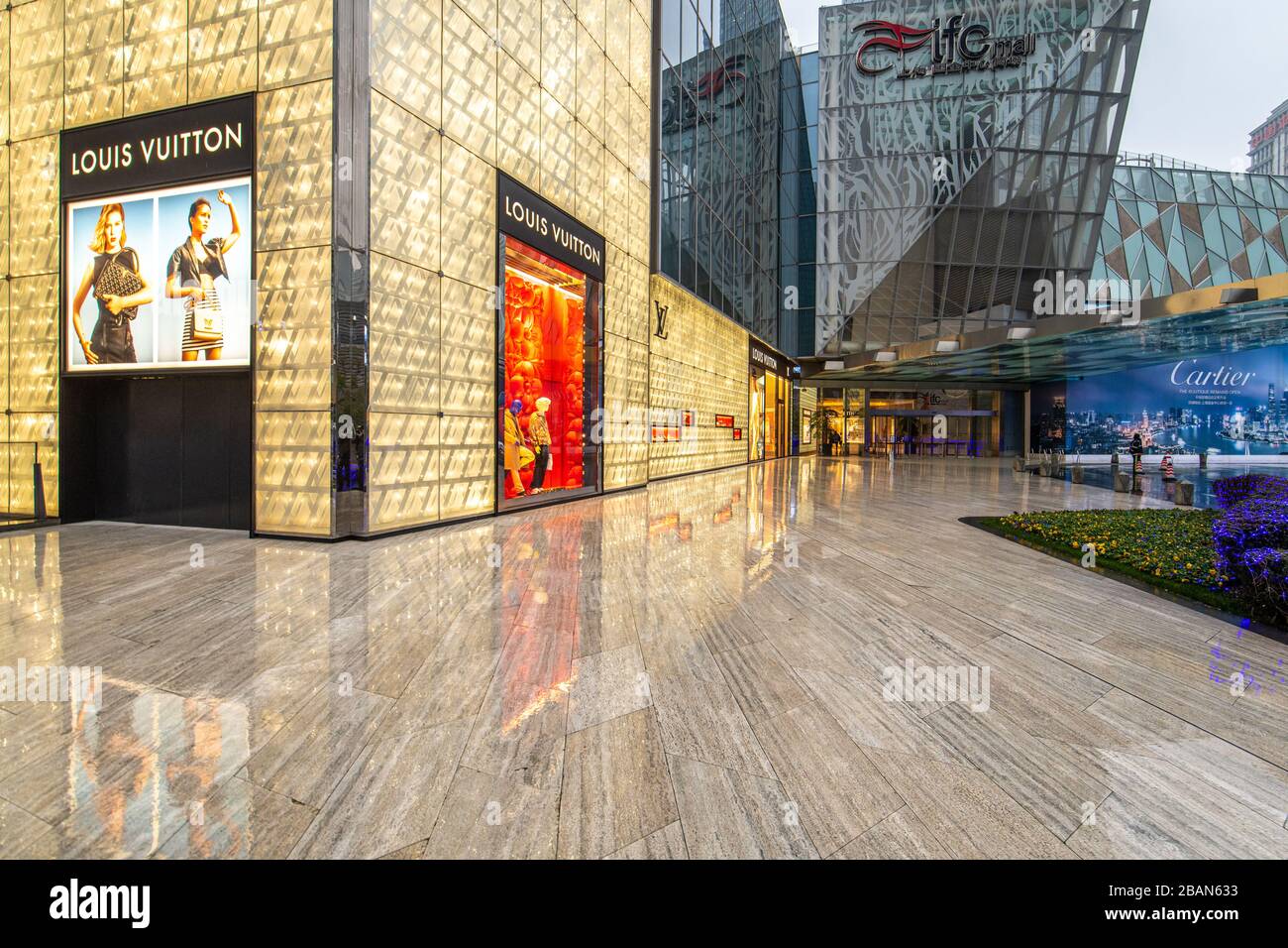 Der leere platz vor dem Louis Vuitton Laden in der IFC Mall in Shanghai, China. Stockfoto