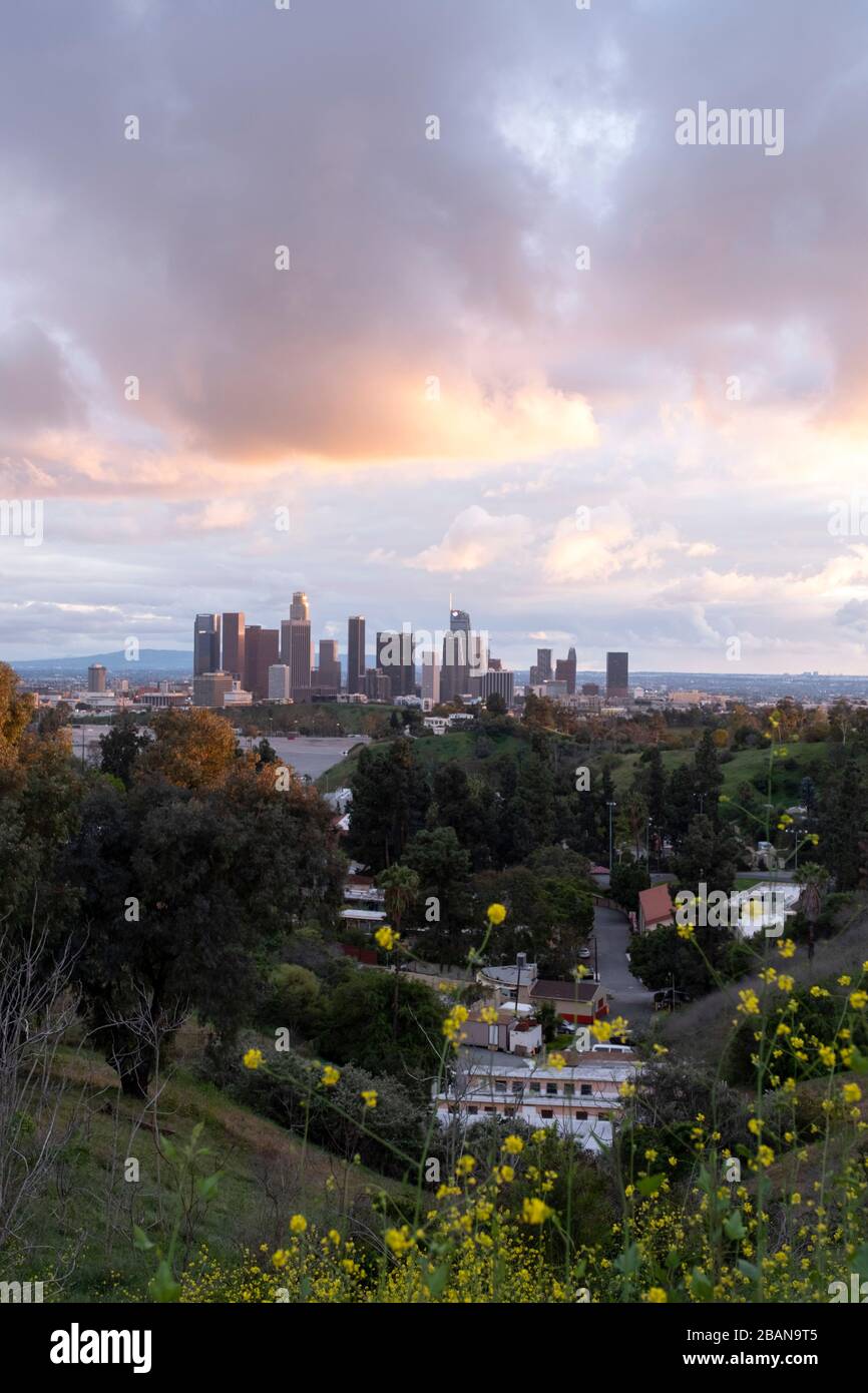 Downtown Los Angeles bei Sonnenuntergang mit Sturmwolken Stockfoto