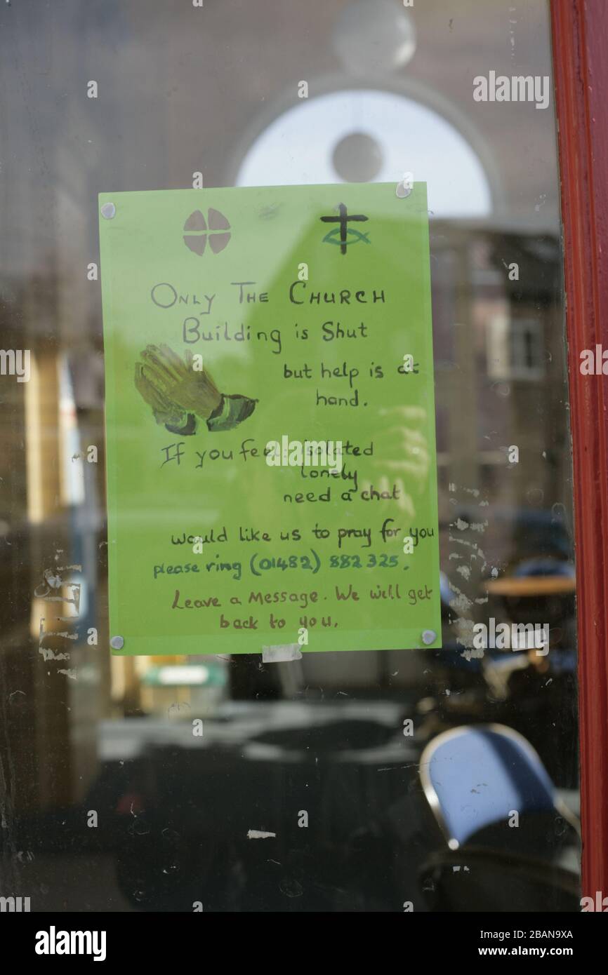 Hinweise zur Unterstützung der Gebetgemeinschaft am Fenster der Kirchtür während der COVID-19-Coronavirus-Pandemie in der Kirche toll Gavel, Beverley, East Riding of Yorkshire Stockfoto