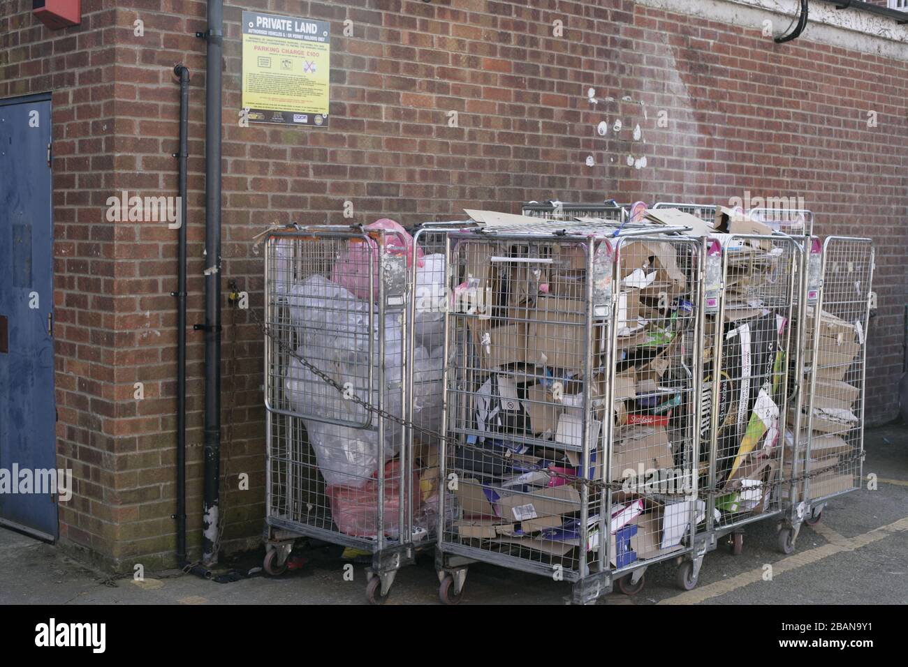 Supermarkt-Lagerkäfig gefüllt mit leeren Kartonverpackungen während der COVID-19-Coronavirus Pandemie, Beverley, East Riding of Yorkshire Stockfoto