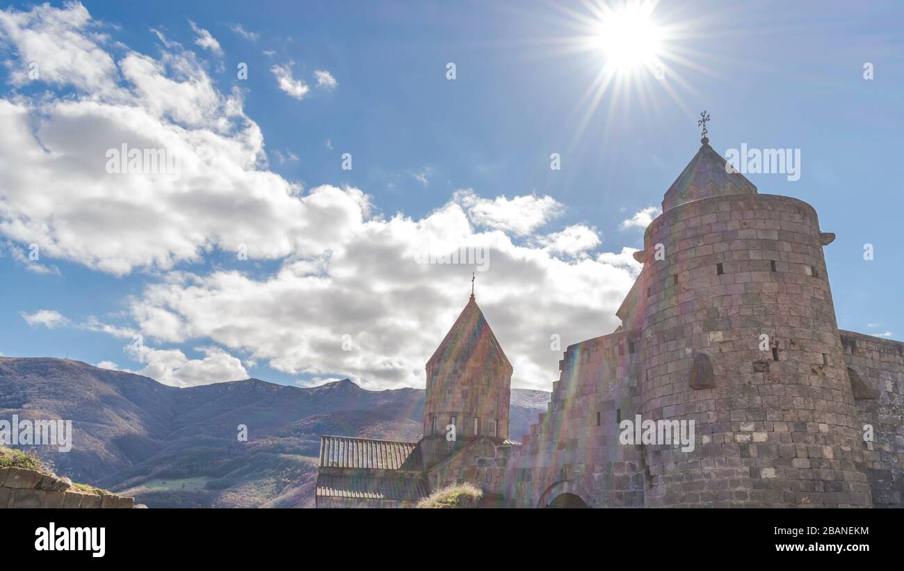 Kirche Tatev Armenisches Altes Kloster in Syunik stat und Clouds Zeitrafferaufnahmen für verschiedene Projekte. Stockfoto