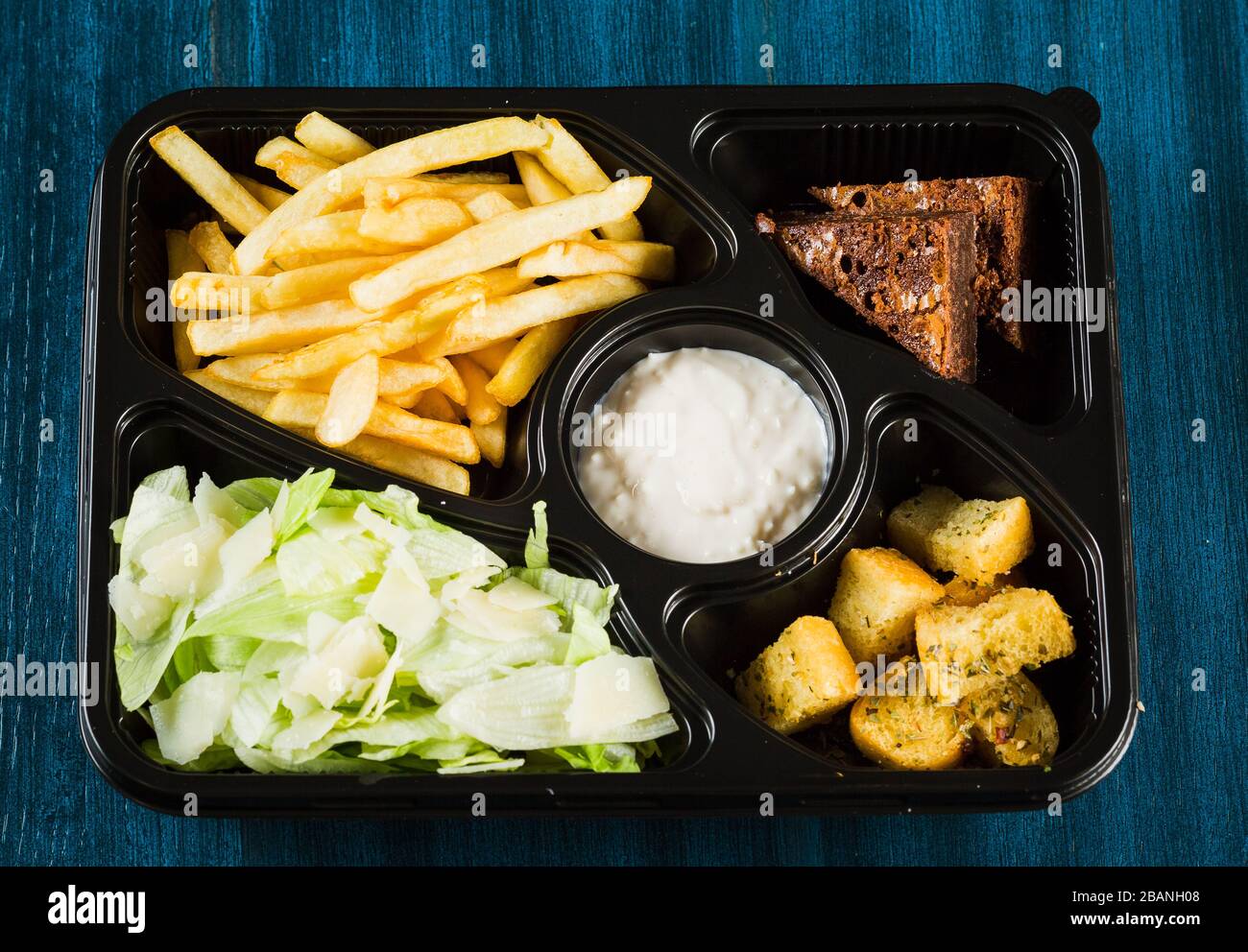 Holztisch mit verschiedenen Schnitten und Obst mit Gemüse Stockfoto