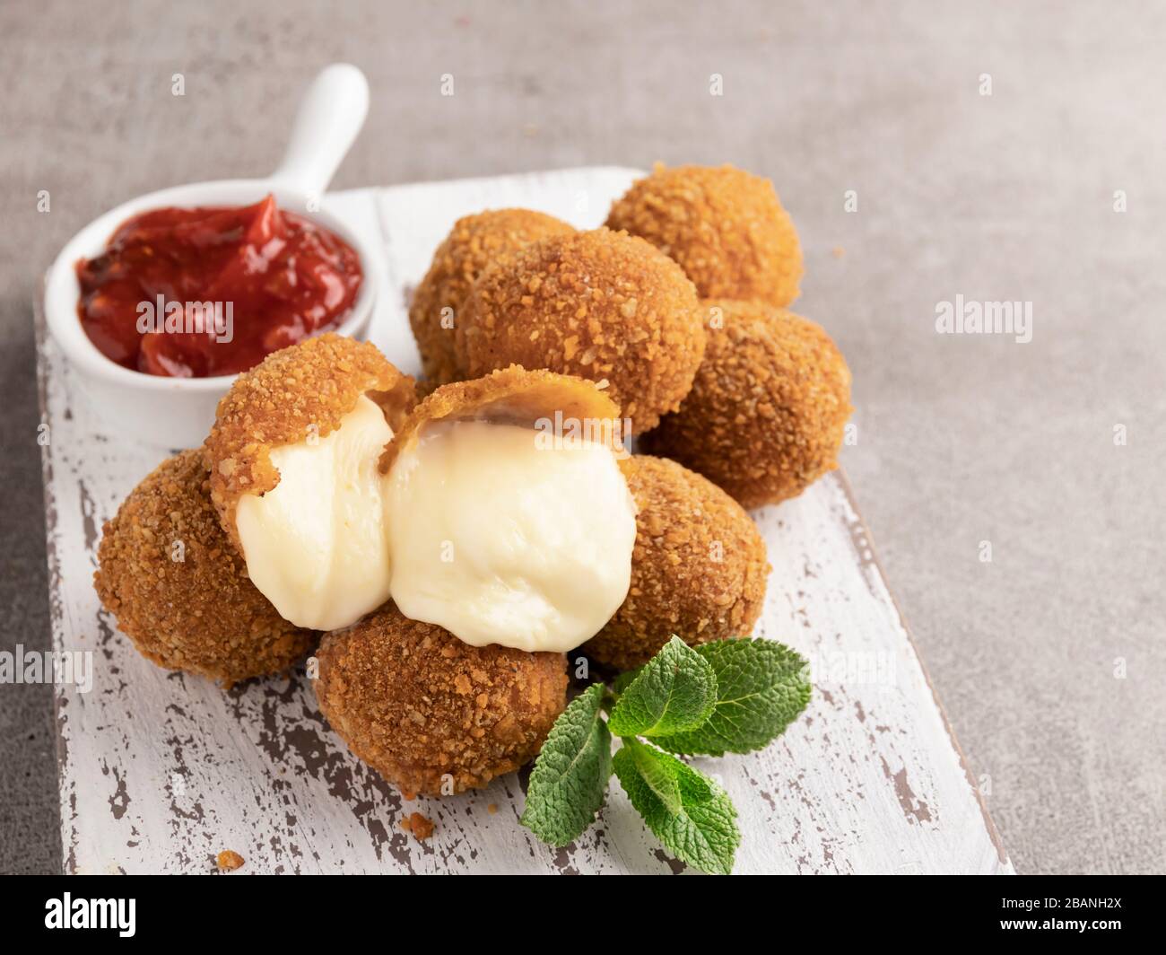 Panierter Mozzarella Stockfotos und -bilder Kaufen - Alamy