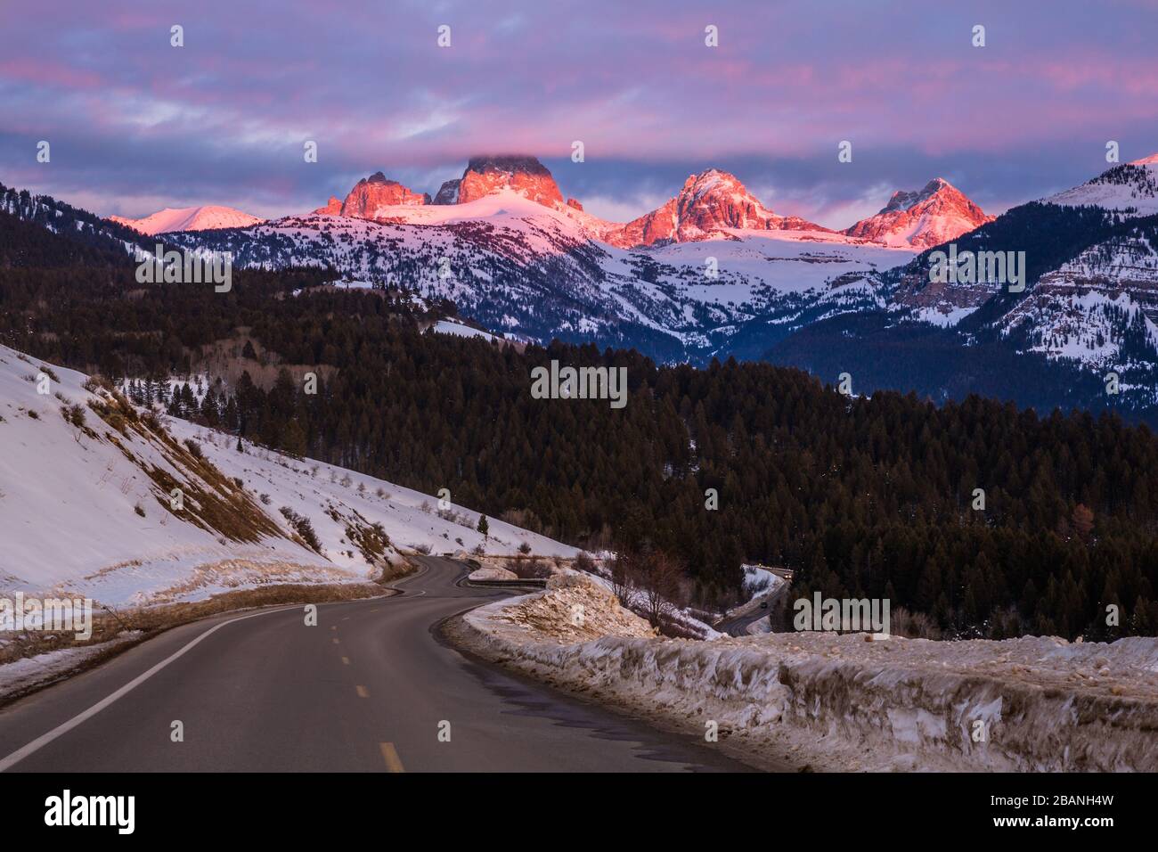 Die Teton Mountain Range wurde bei Sonnenuntergang in Wyoming von Alpenglow beleuchtet. Stockfoto