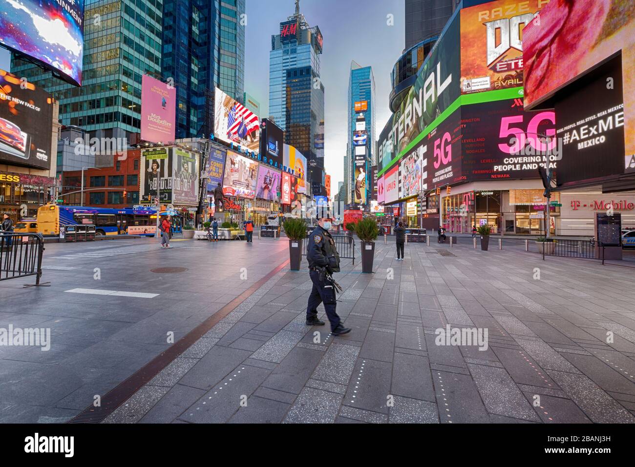 Einsamer NYPD-Offizier auf dem Times Square während des Coronavirus Stockfoto