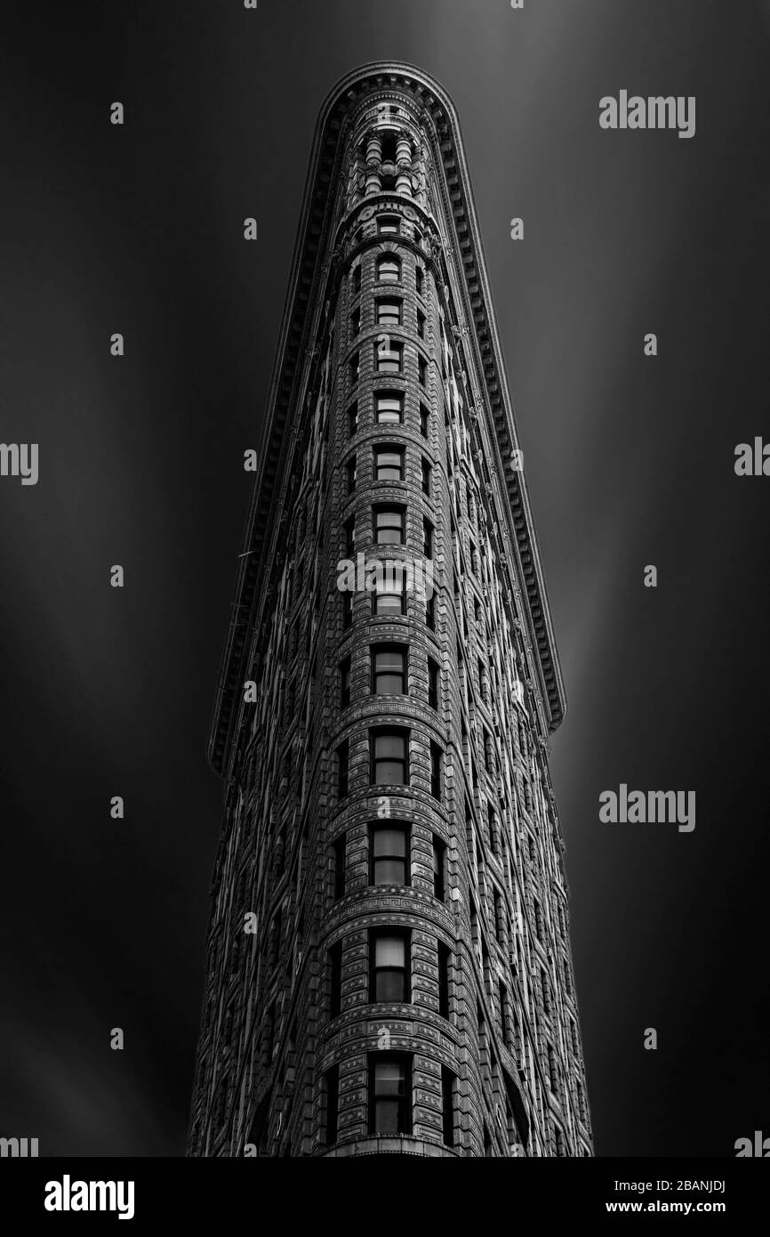 Das Flatiron-Gebäude, 175 5th Ave, New York, NY, USA mit zusätztem Langzeithimmel. Stockfoto