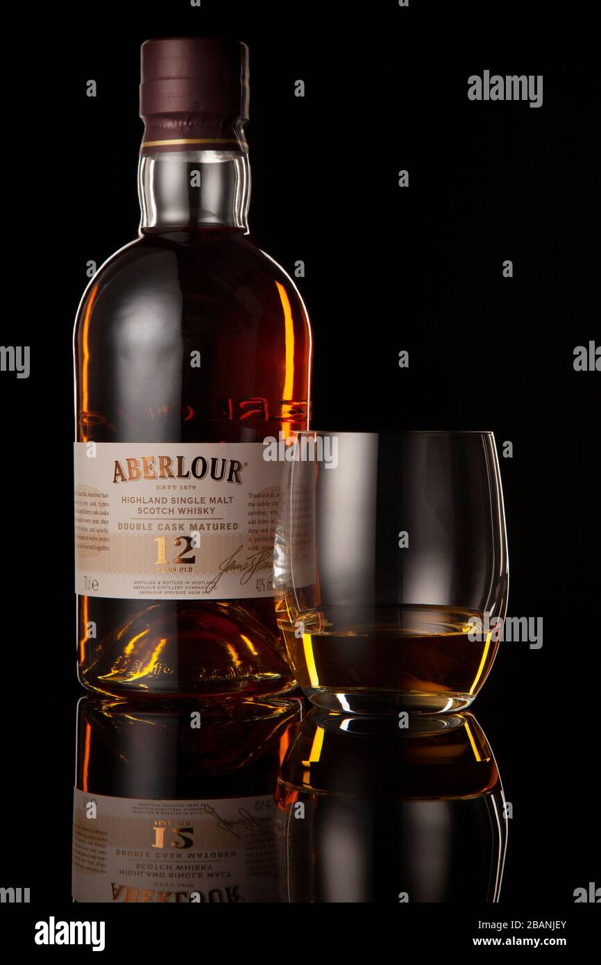 Aberlour 12 Jahre Double Cask Whiskey 2018/2020, Studiobeleuchtung, Felgenbeleuchtung. Stockfoto