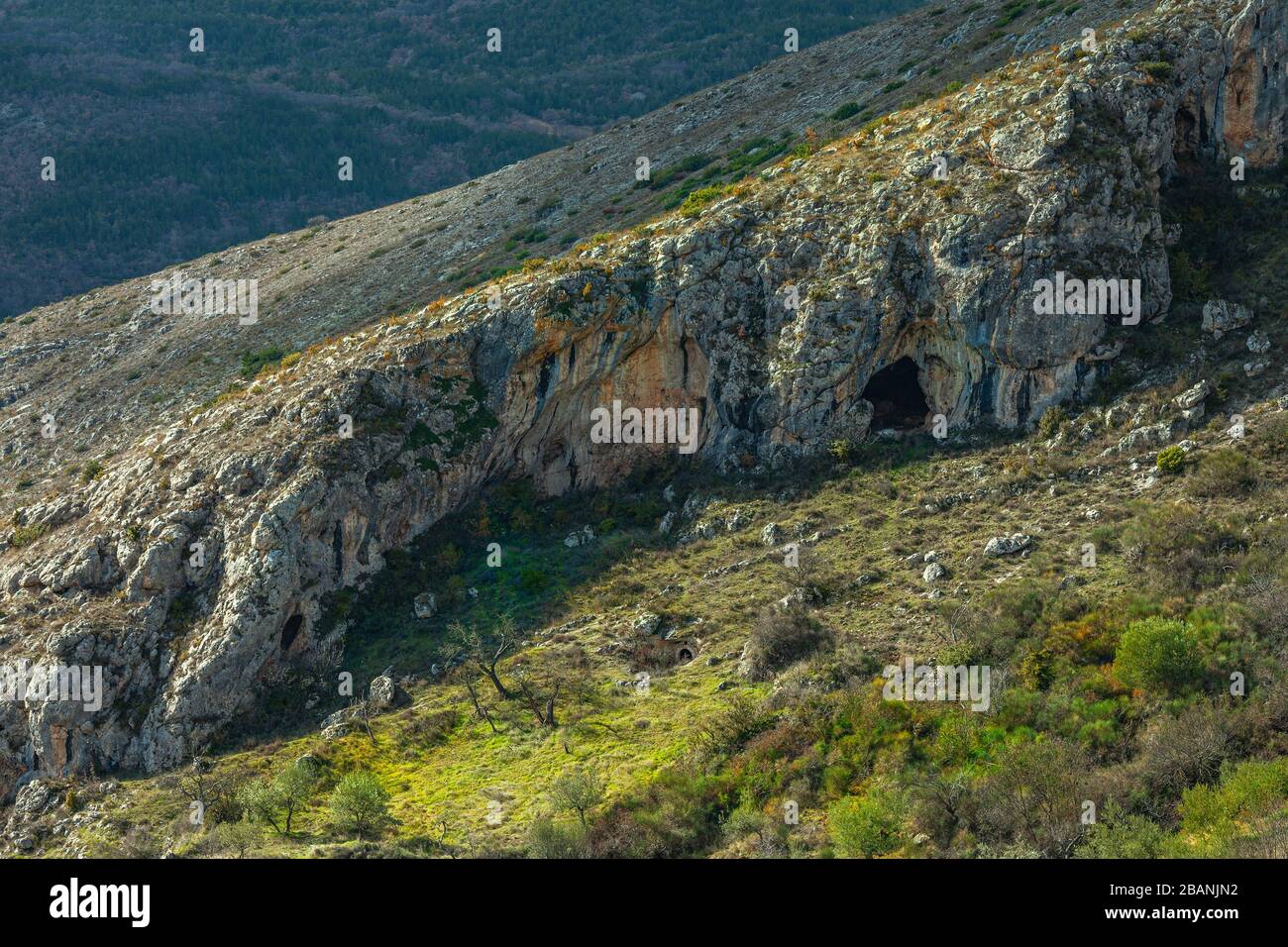 Höhle der Entdeckung des Kopfes eines Oberschenkels eines jungen Neandertalers. Abruzzen, Italien, Europa Stockfoto