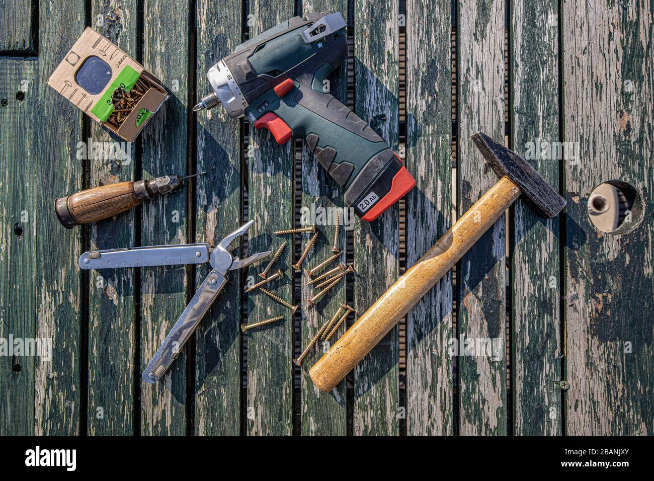 Werkzeug und eine Holzplatte anschrauben Stockfoto