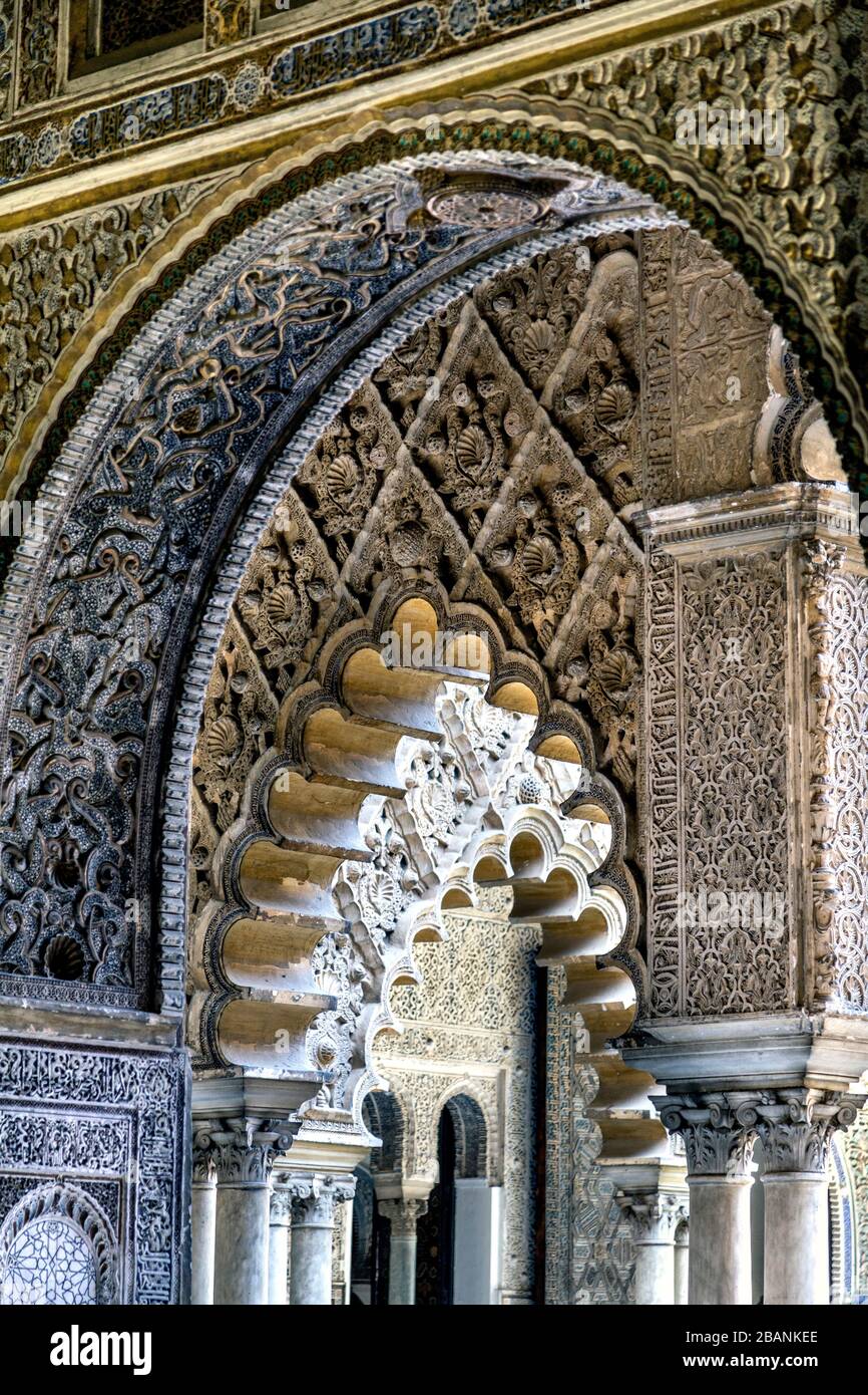 Kunstvolle Bögen im Königlichen Alcázar von Sevilla, Andalusien, Spanien Stockfoto
