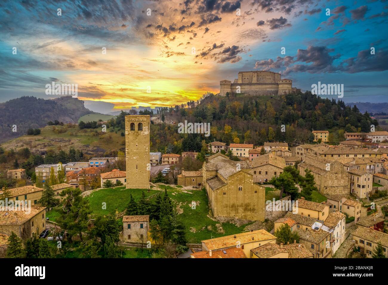 Luftaufnahme der Stadt und Festung San Leo, die einst als Gefängnis auf einem Felsvorsprung in der Nähe des Badeortes Rimini und San Marino mit römischer Kirche genutzt wurde Stockfoto