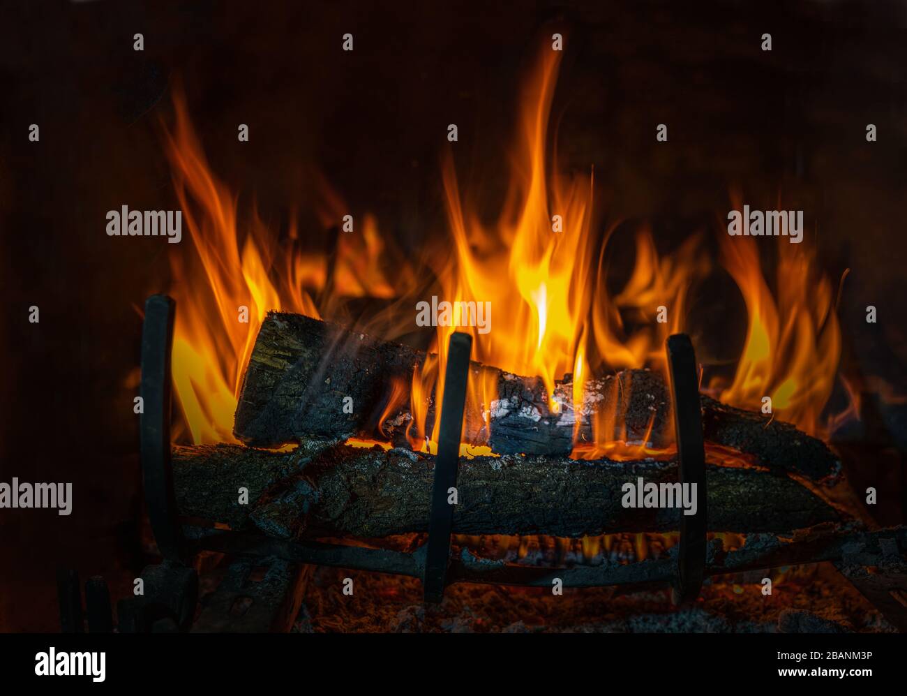 Brennenden und glühenden Holzstücke in Kamin Stockfoto