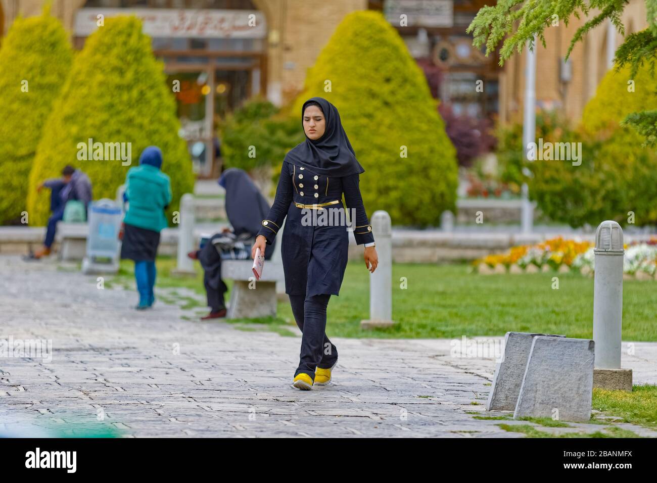 Iranisches Mädchen auf dem Imam-Platz vor dem Ali Qapu Palast in Isfahan Stockfoto