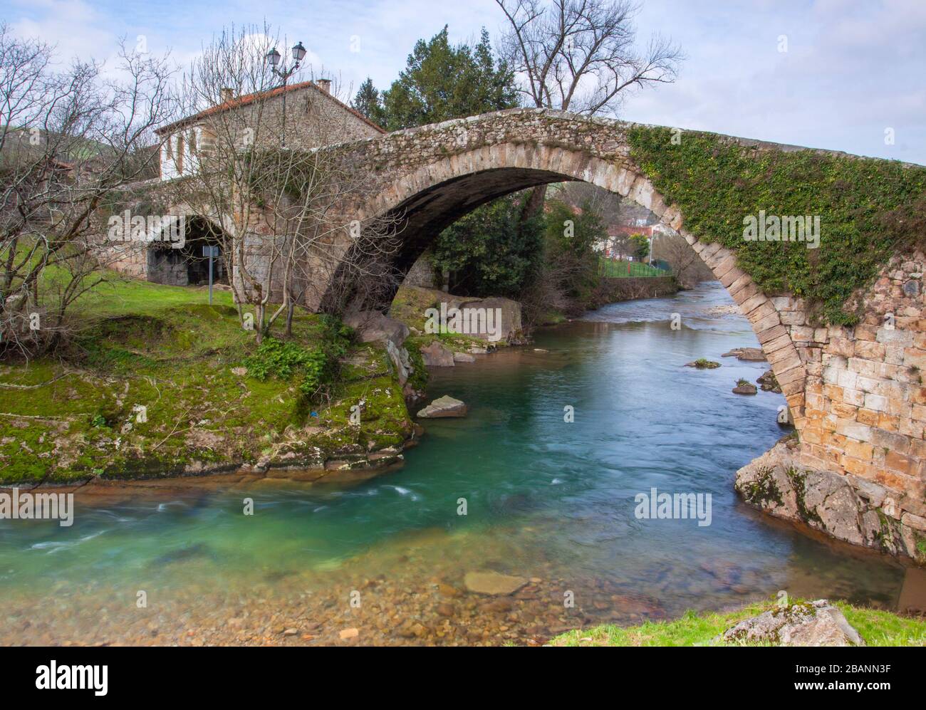 Brücke über den Fluss Miera, Lierganes. Kantabrien, Spanien Stockfoto