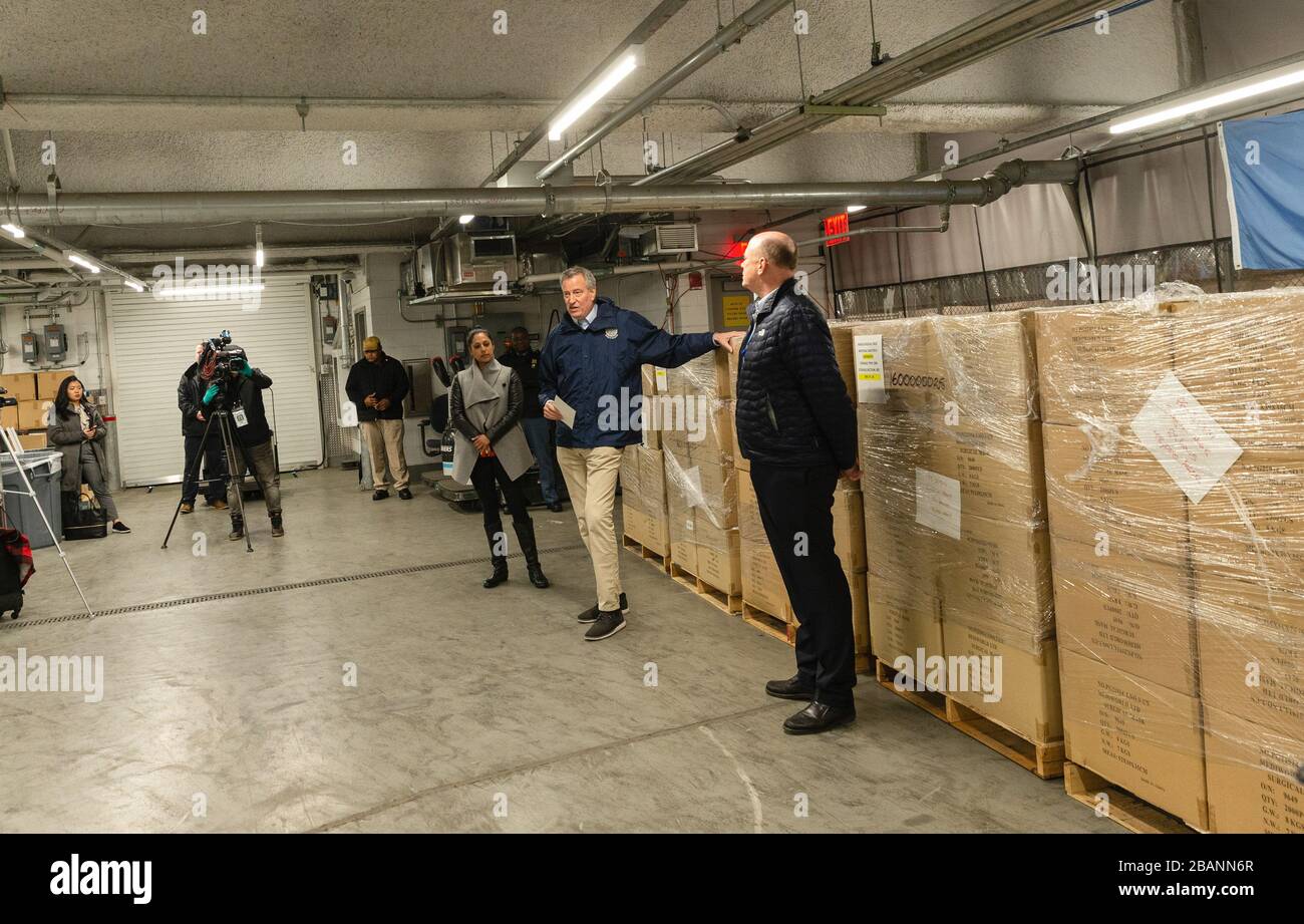 Vereinten Nationen, New York, USA, 28. März 2020 - Bürgermeister Bill de Blasio zusammen mit Penny Abeywardena NY, EU-Kommissar für internationale Angelegenheiten und James (Jimmy) Hynes, Das Supervisor Material Management Team für UN holt eine Spende von 250.000 Gesichtsmasken ab, die heute von den Vereinten Nationen und der US-Mission bei der UNO im UN-Hauptsitz in New York übergeben werden.Foto: Europafewswire FOTOWREDIT OBLIGATORISCH. Weltweite Verwendung Stockfoto