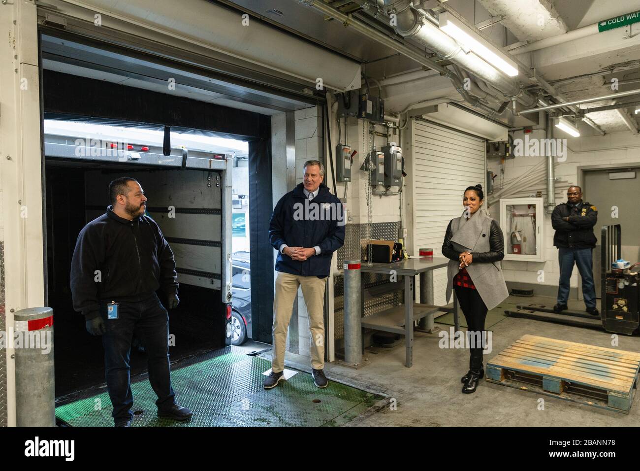 Vereinten Nationen, New York, USA, 28. März 2020 - Bürgermeister Bill de Blasio zusammen mit Penny Abeywardena NY, EU-Kommissar für internationale Angelegenheiten und James (Jimmy) Hynes, Das Supervisor Material Management Team für UN holt eine Spende von 250.000 Gesichtsmasken ab, die heute von den Vereinten Nationen und der US-Mission bei der UNO im UN-Hauptsitz in New York übergeben werden.Foto: Europafewswire FOTOWREDIT OBLIGATORISCH. Weltweite Verwendung Stockfoto