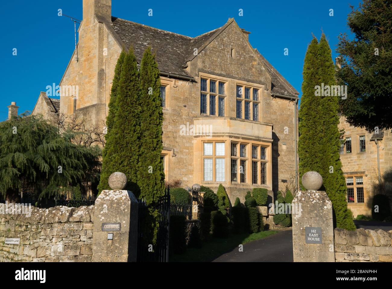 Architektonische Details der Gebäude in High Street, Broadway Village, Cotswolds, Gloucestireshire, England, WR12 7AL Stockfoto