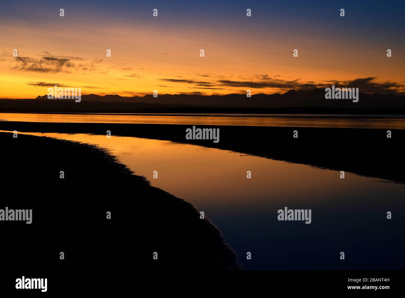 Sonnenuntergang an der Westküste am Tahunanui Beach, Nelson, auf der Südinsel Neuseelands. Stockfoto