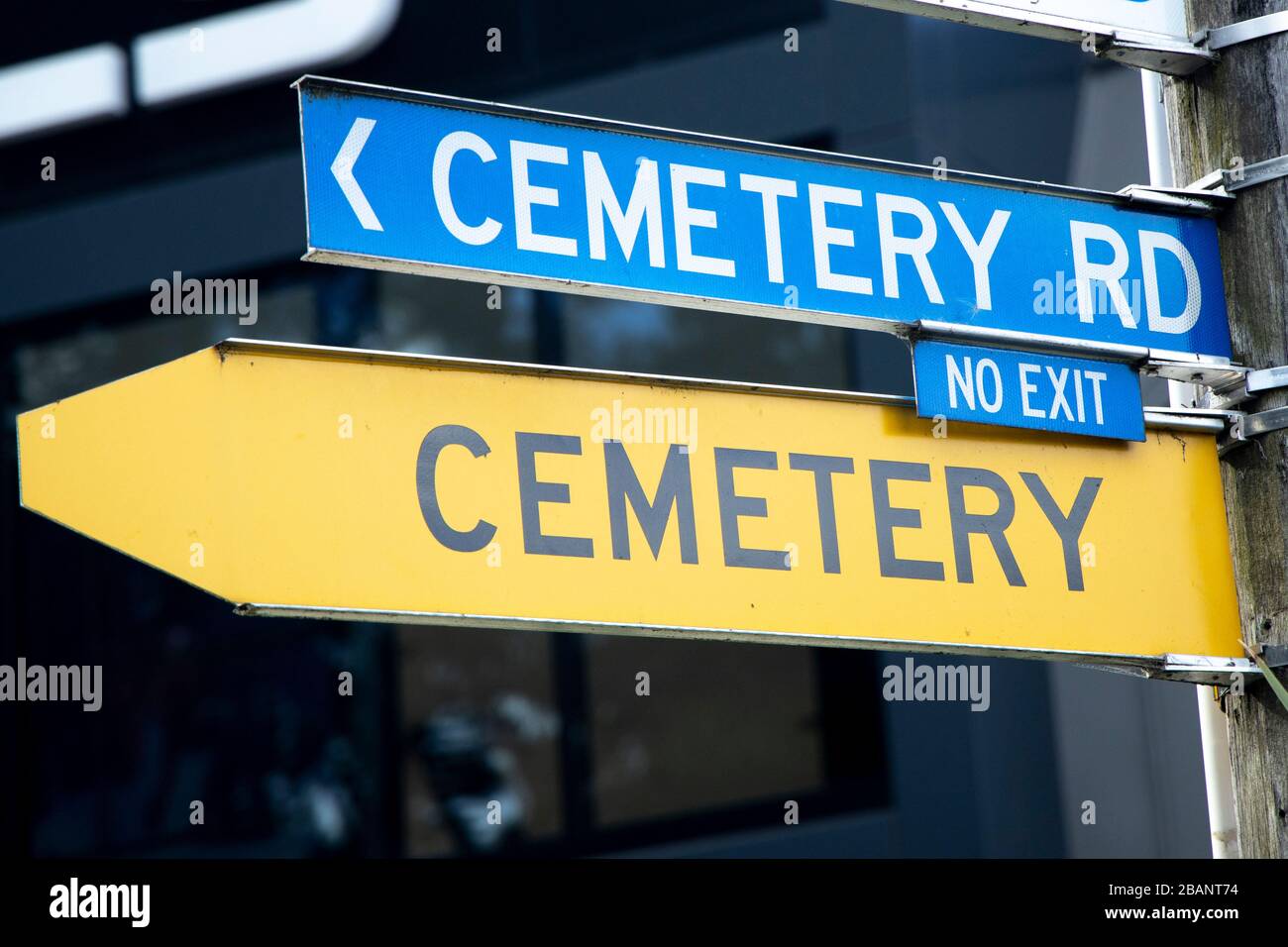 Humorvolles Schild für Friedhofsstraße und Friedhof ohne Abfahrt, Queenstown, Neuseeland. Stockfoto